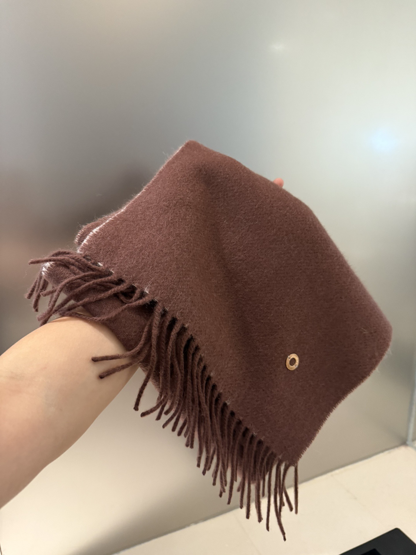 P原单，羊绒版LP水波纹双面山羊绒围巾，围巾中的天花板。这个颜色很特别叫茶褐色，特别有禅意风的一款，松弛