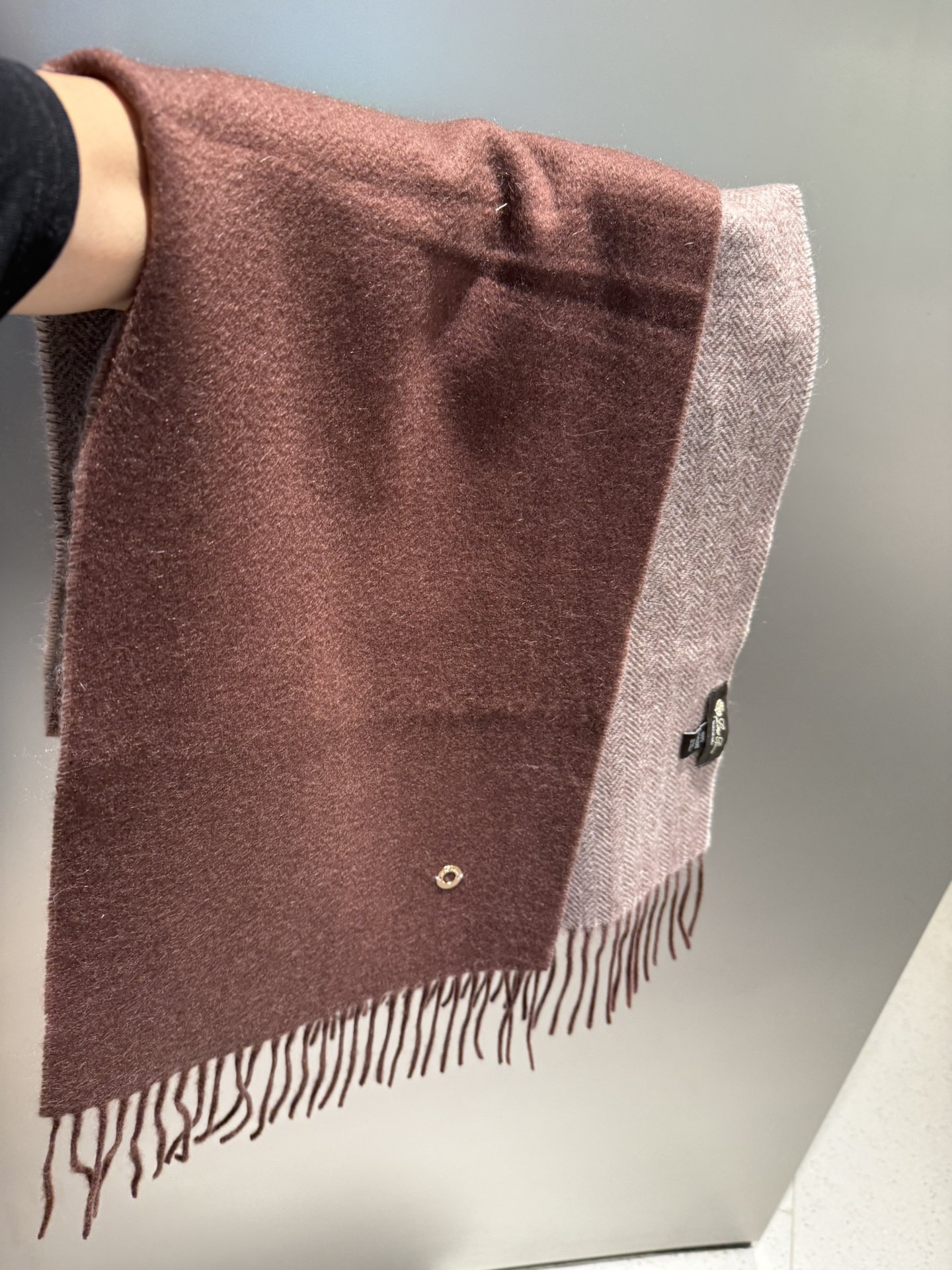 P原单，羊绒版LP水波纹双面山羊绒围巾，围巾中的天花板。这个颜色很特别叫茶褐色，特别有禅意风的一款，松弛