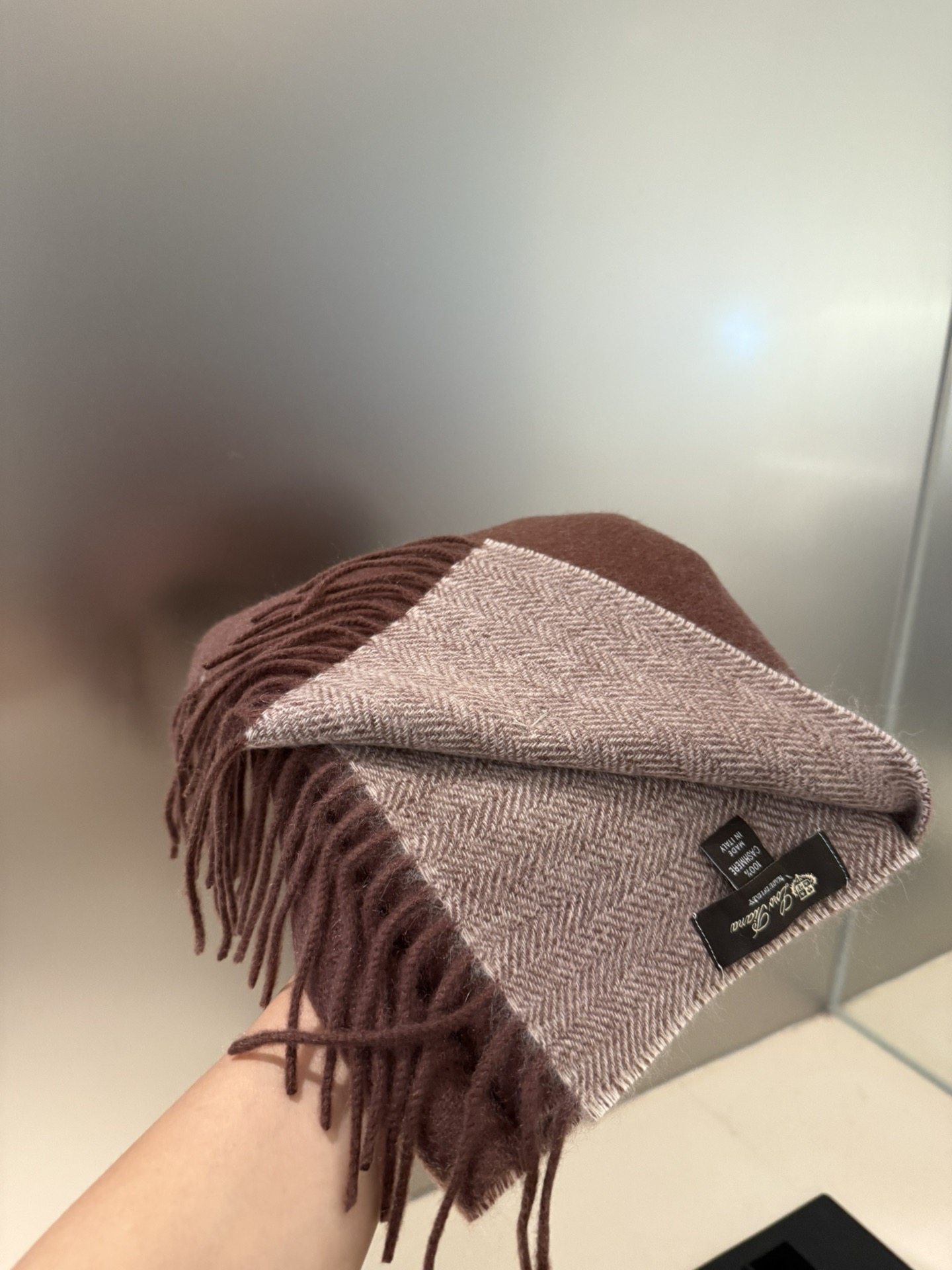 P原单，羊绒版LP水波纹双面山羊绒围巾，围巾中的天花板。这个颜色很特别叫茶褐色，特别有禅意风的一款，松弛