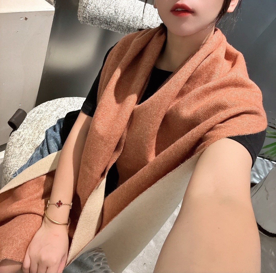 P原单，大货7月末走的，LP小羊绒系列中围巾，36宽度可以当小披肩用，这款现代感十足，慵懒随性风格，松弛