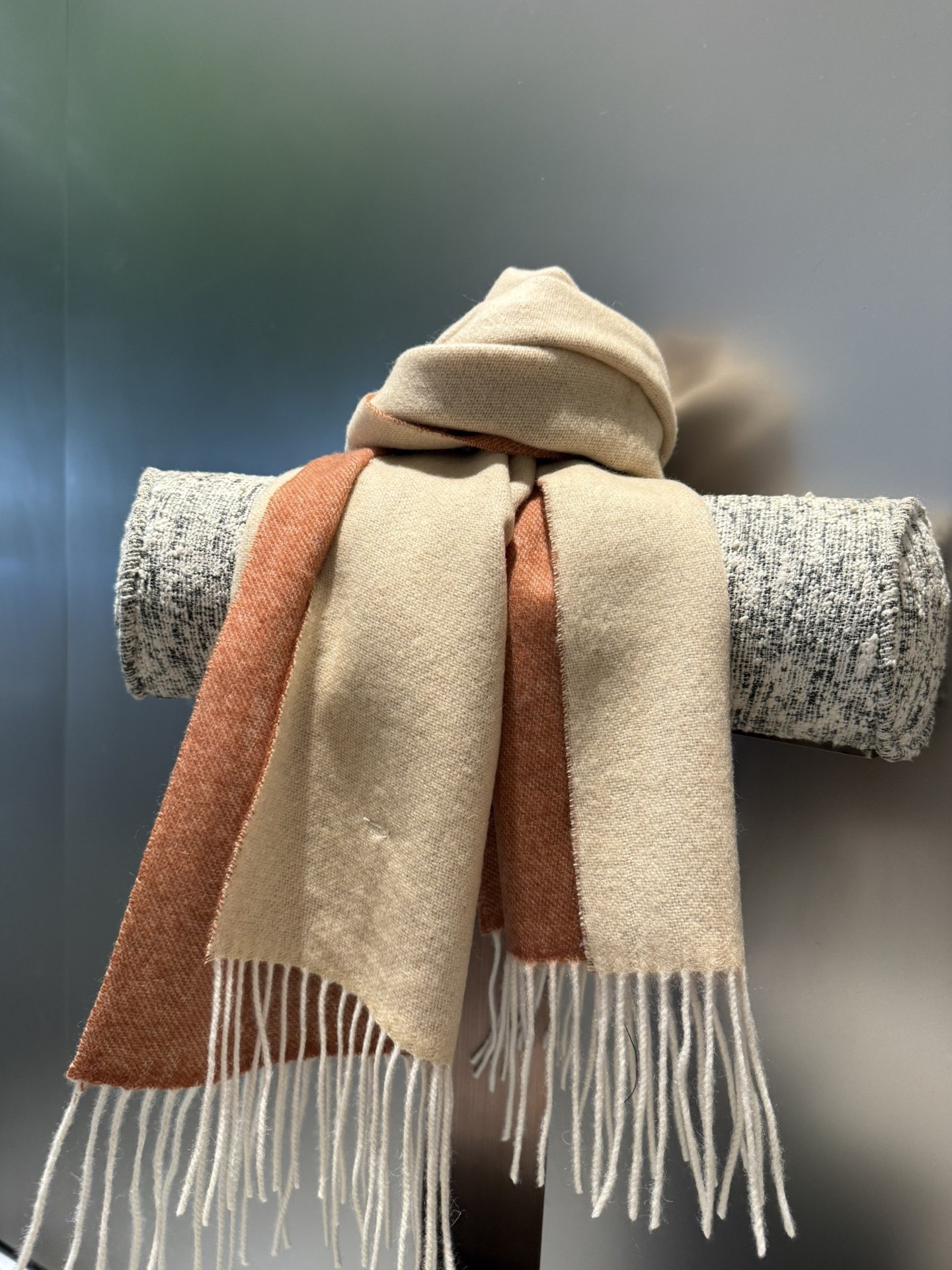 P原单，大货7月末走的，LP小羊绒系列中围巾，36宽度可以当小披肩用，这款现代感十足，慵懒随性风格，松弛