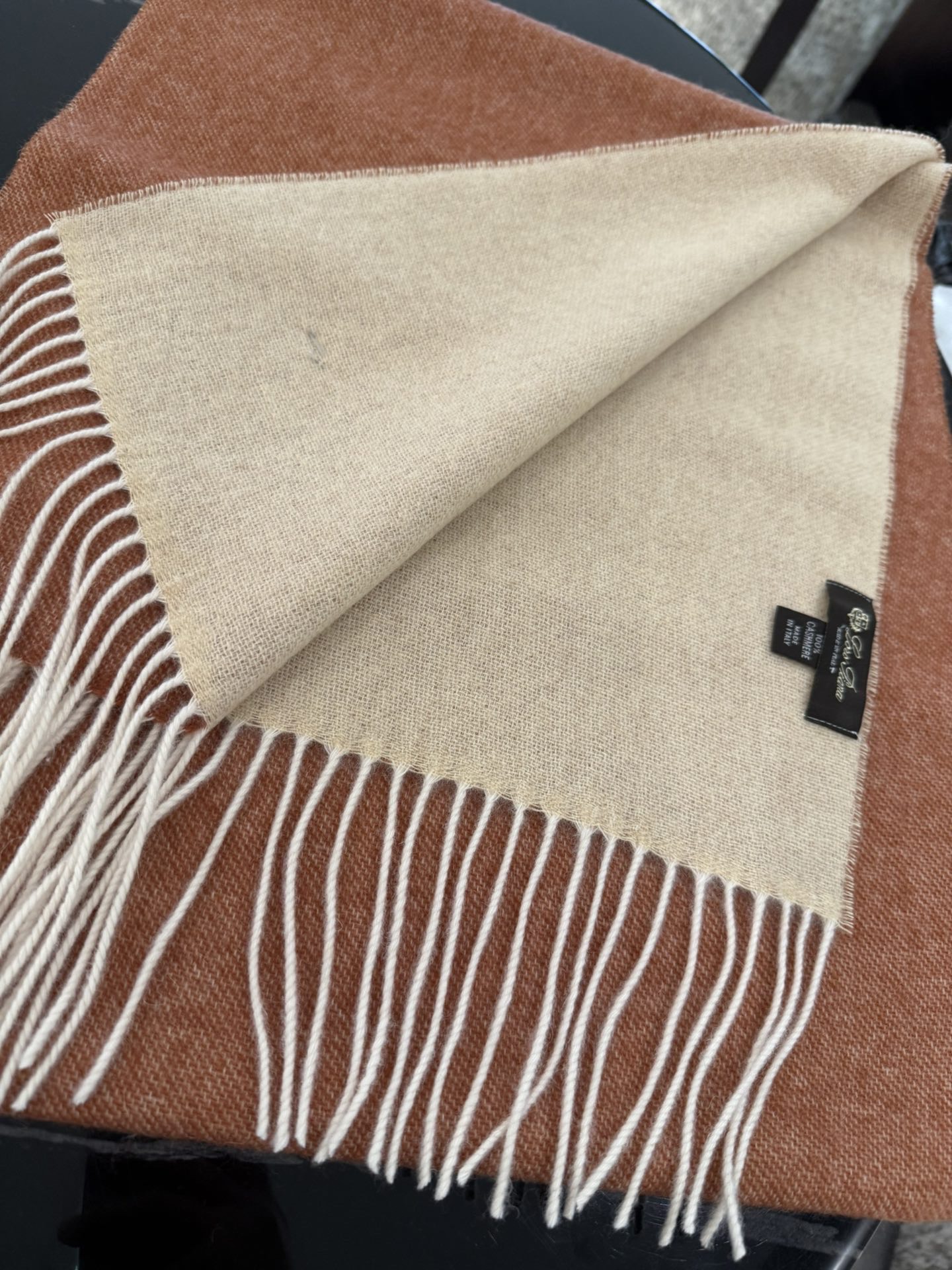 P原单，大货7月末走的，LP小羊绒系列中围巾，36宽度可以当小披肩用，这款现代感十足，慵懒随性风格，松弛