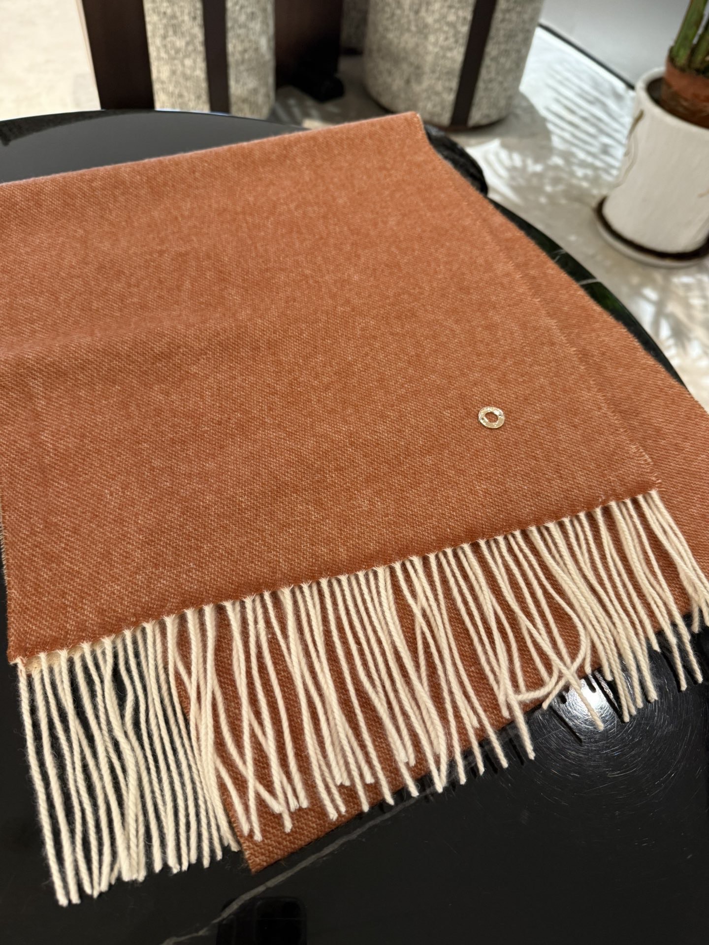 P原单，大货7月末走的，LP小羊绒系列中围巾，36宽度可以当小披肩用，这款现代感十足，慵懒随性风格，松弛