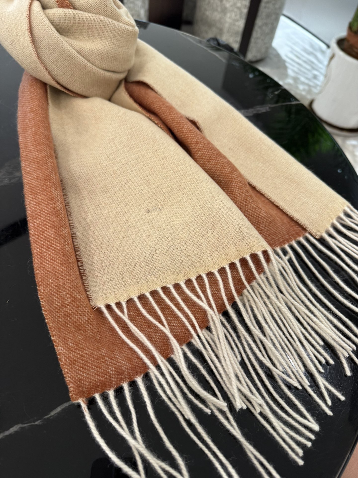 P原单，大货7月末走的，LP小羊绒系列中围巾，36宽度可以当小披肩用，这款现代感十足，慵懒随性风格，松弛