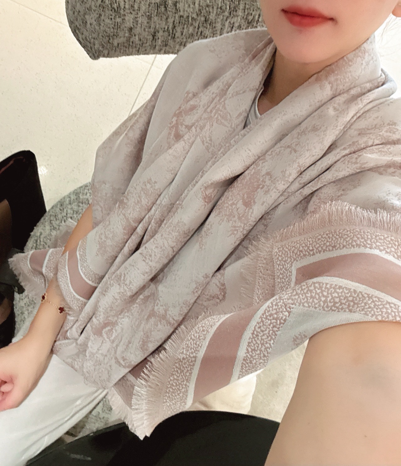 ￼ P高版本【方巾】D家披肩❤️经典动物图案👍搭配丝毛混纺的华美质感，与成衣和配饰系列单品搭配相宜。尺寸