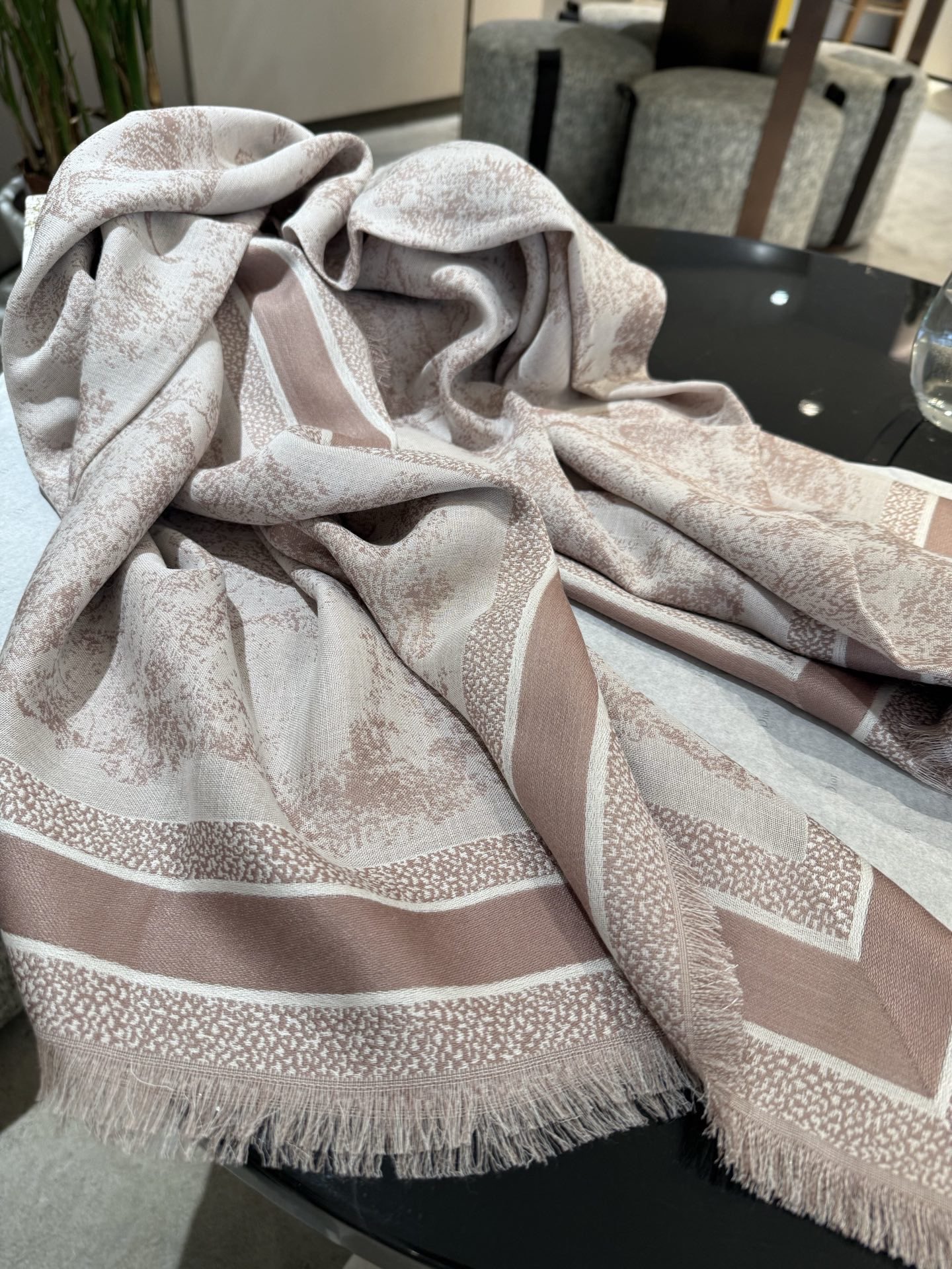 ￼ P高版本【方巾】D家披肩❤️经典动物图案👍搭配丝毛混纺的华美质感，与成衣和配饰系列单品搭配相宜。尺寸