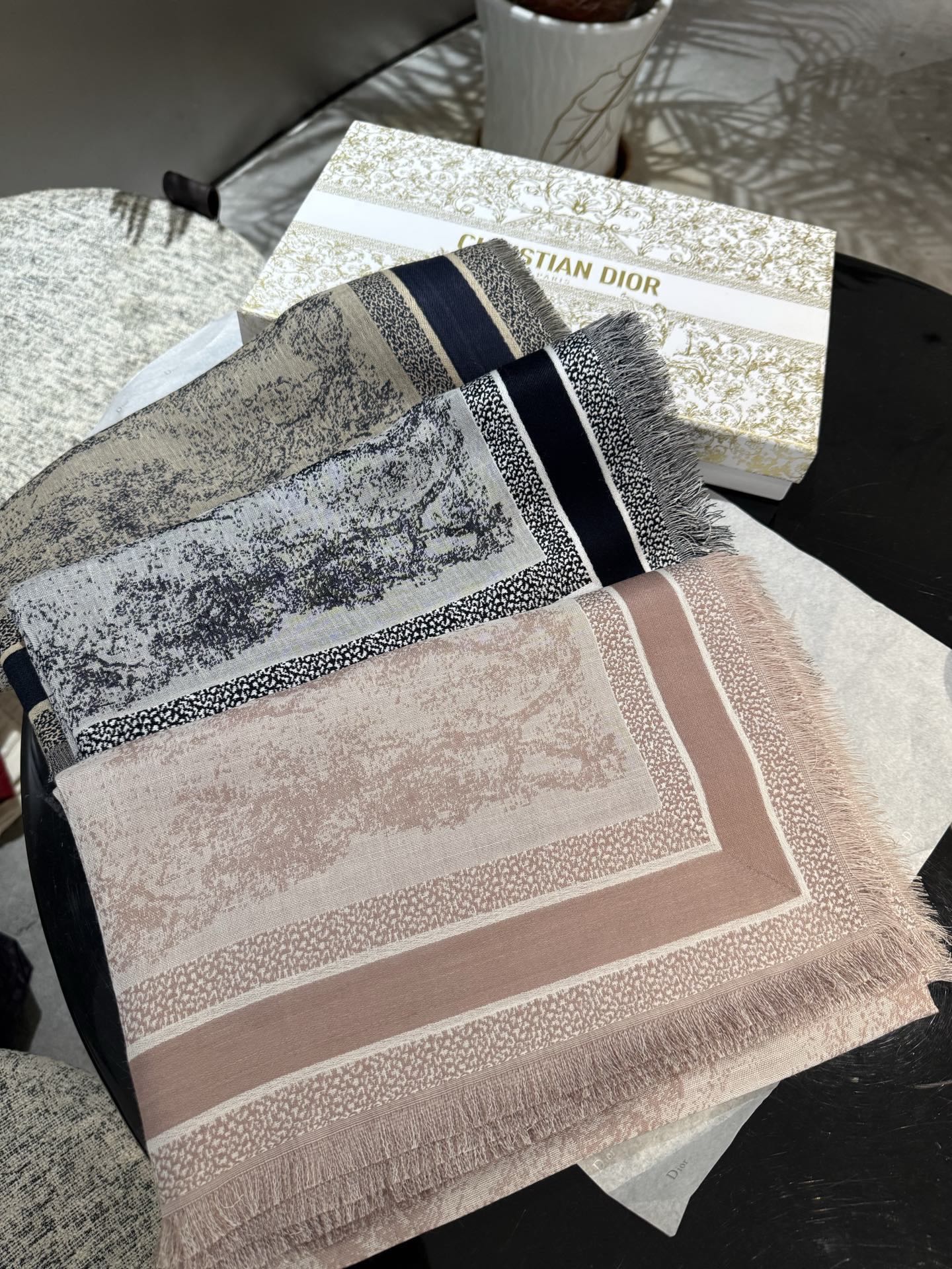 ￼ P高版本【方巾】D家披肩❤️经典动物图案👍搭配丝毛混纺的华美质感，与成衣和配饰系列单品搭配相宜。尺寸