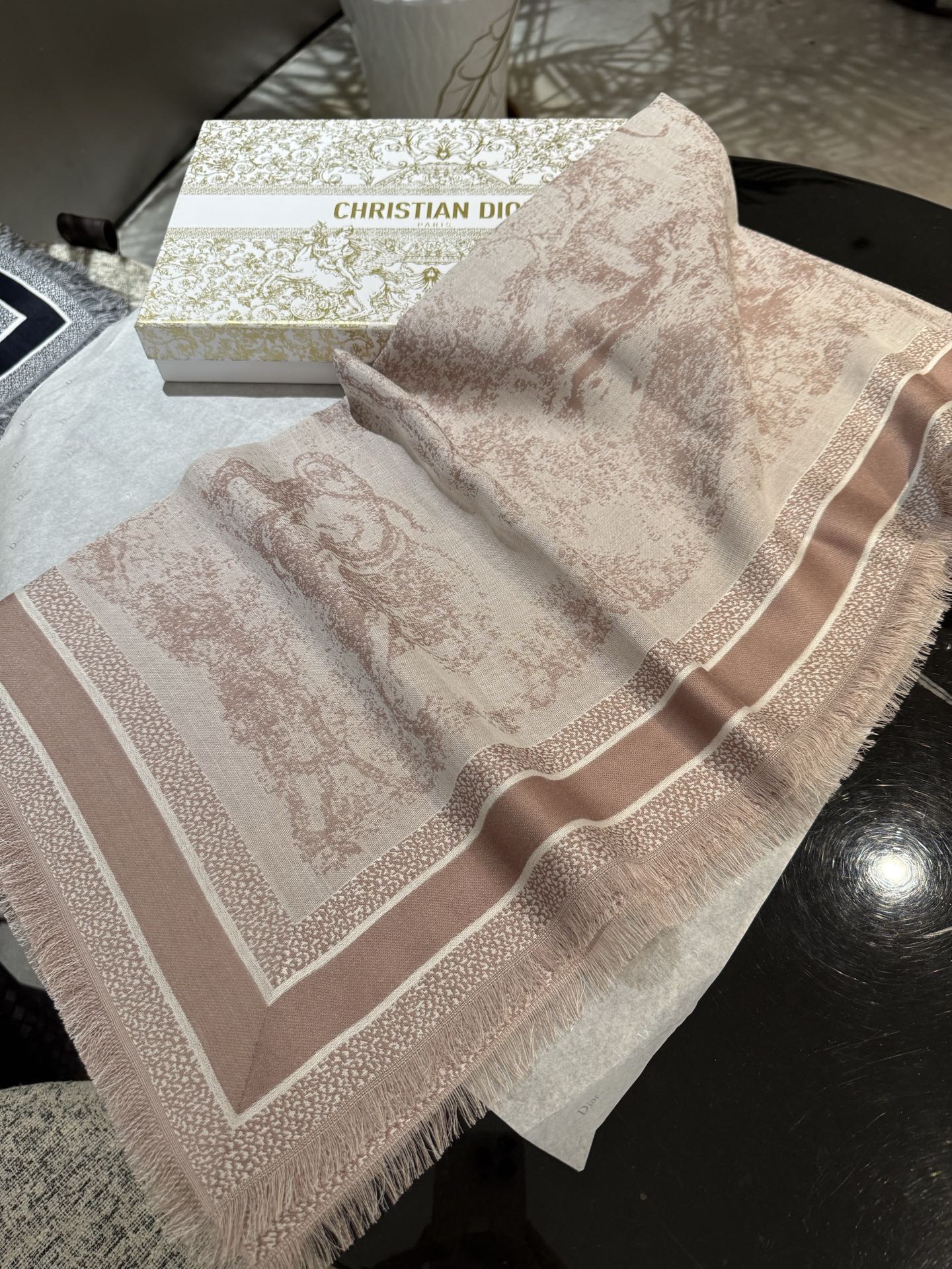 ￼ P高版本【方巾】D家披肩❤️经典动物图案👍搭配丝毛混纺的华美质感，与成衣和配饰系列单品搭配相宜。尺寸