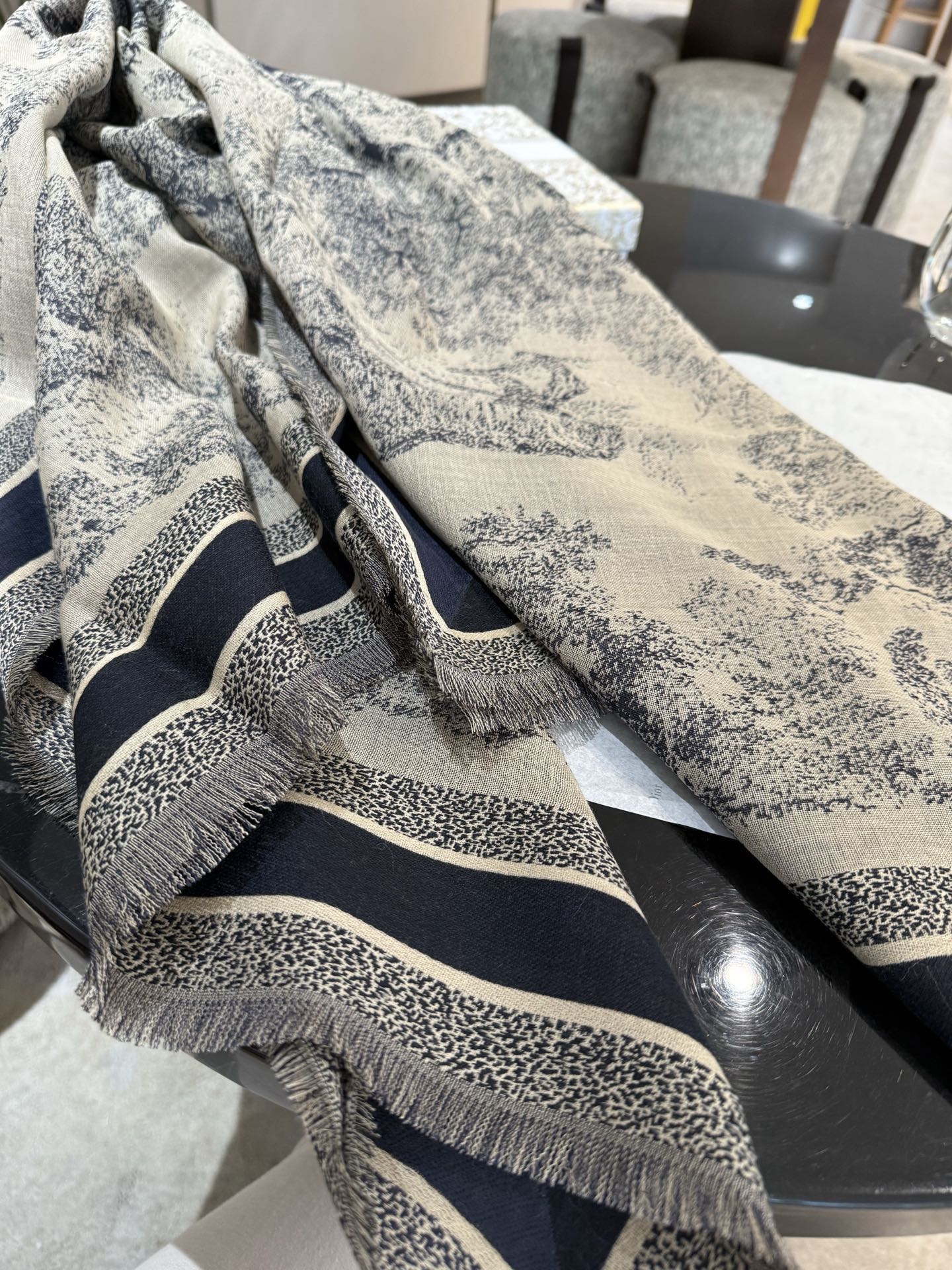 ￼ P高版本【方巾】D家披肩❤️经典动物图案👍搭配丝毛混纺的华美质感，与成衣和配饰系列单品搭配相宜。尺寸