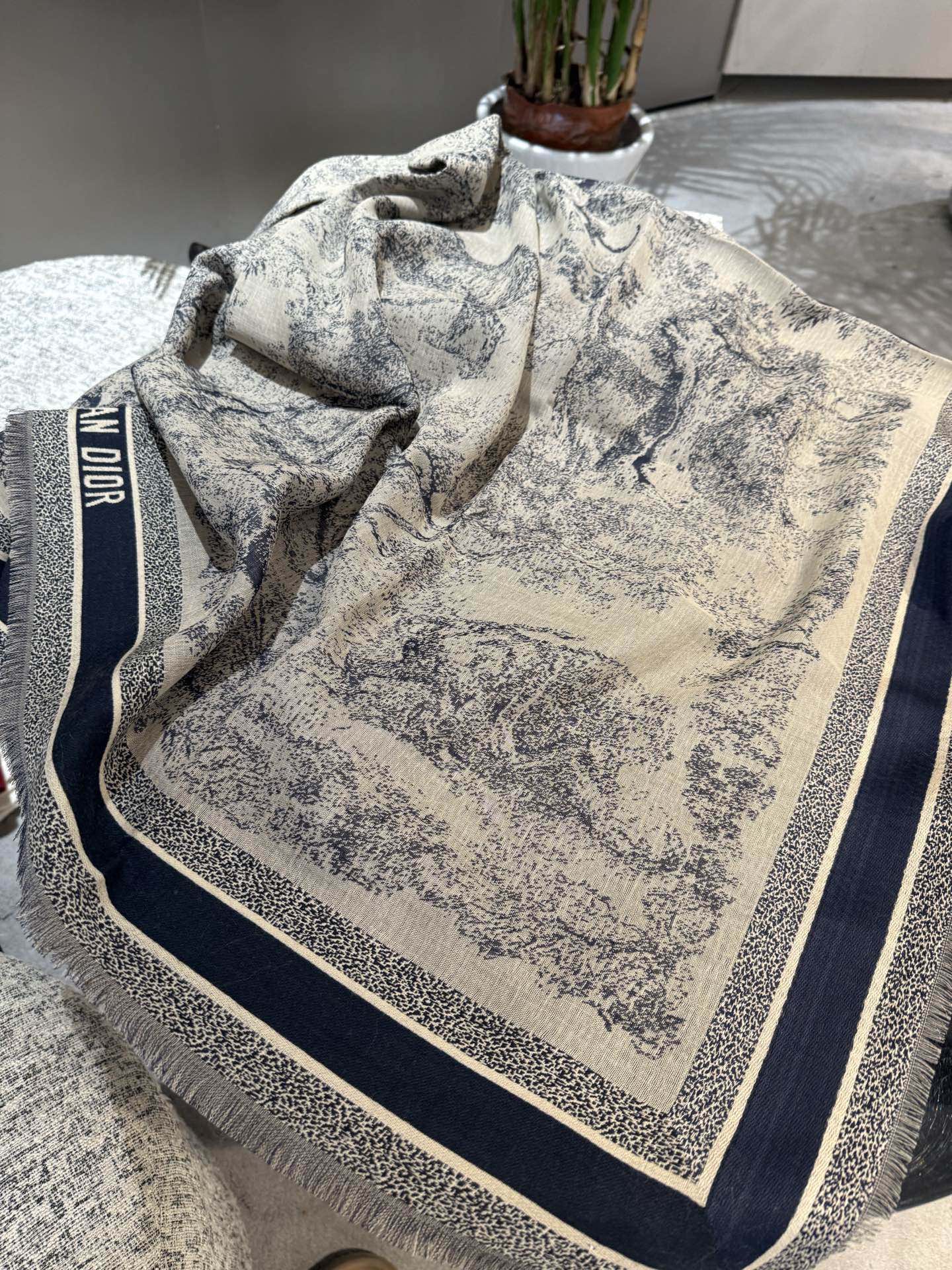 ￼ P高版本【方巾】D家披肩❤️经典动物图案👍搭配丝毛混纺的华美质感，与成衣和配饰系列单品搭配相宜。尺寸