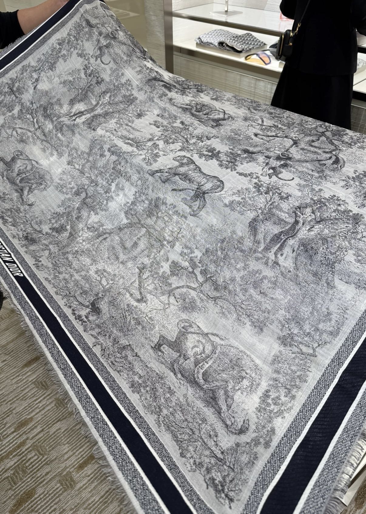 ￼ P高版本【方巾】D家披肩❤️经典动物图案👍搭配丝毛混纺的华美质感，与成衣和配饰系列单品搭配相宜。尺寸