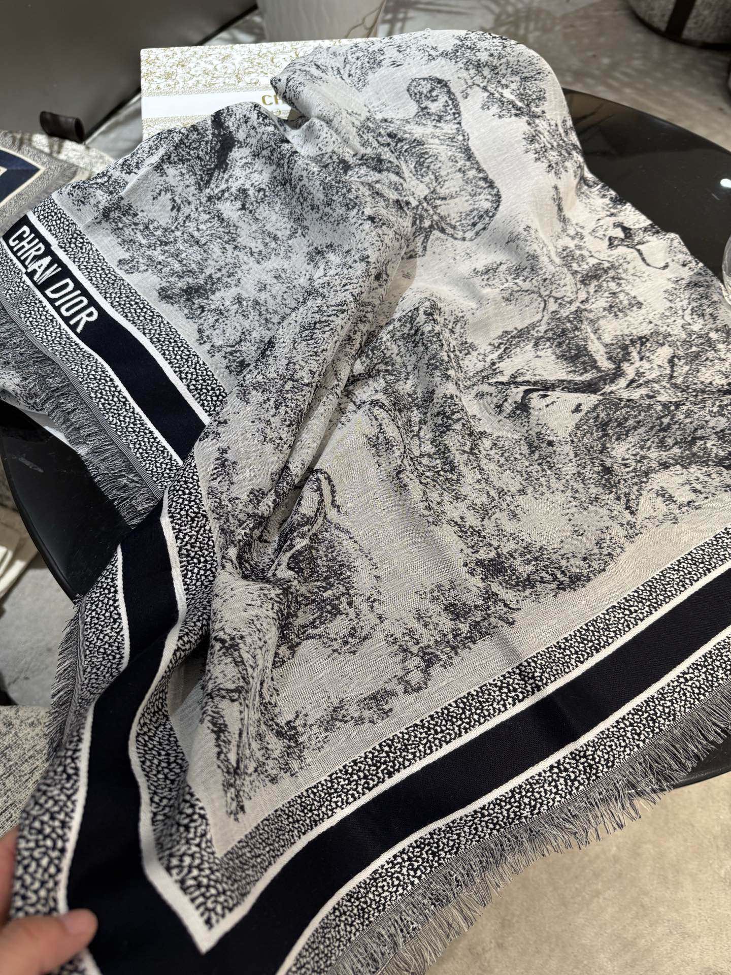 ￼ P高版本【方巾】D家披肩❤️经典动物图案👍搭配丝毛混纺的华美质感，与成衣和配饰系列单品搭配相宜。尺寸