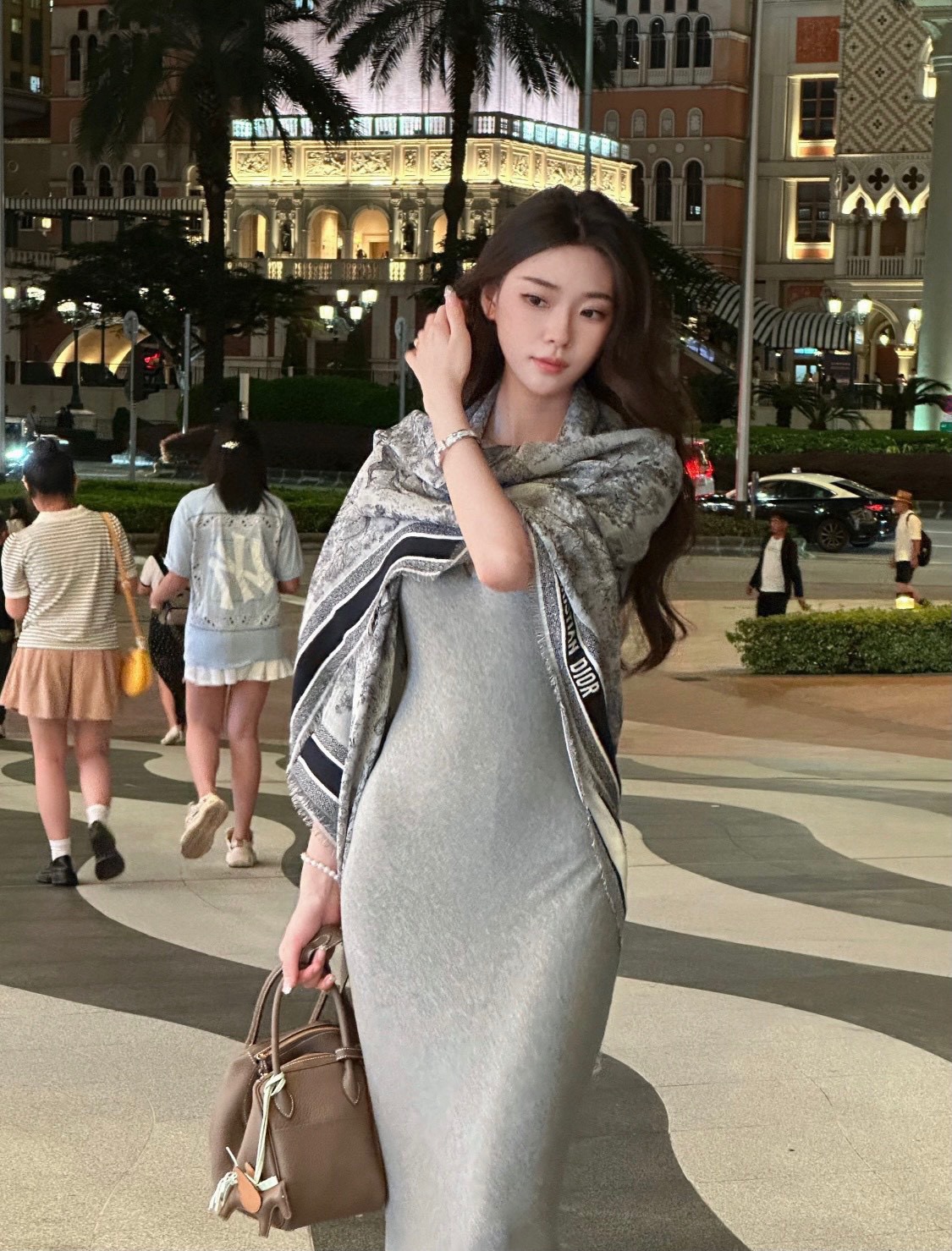 ￼ P高版本【方巾】D家披肩❤️经典动物图案👍搭配丝毛混纺的华美质感，与成衣和配饰系列单品搭配相宜。尺寸