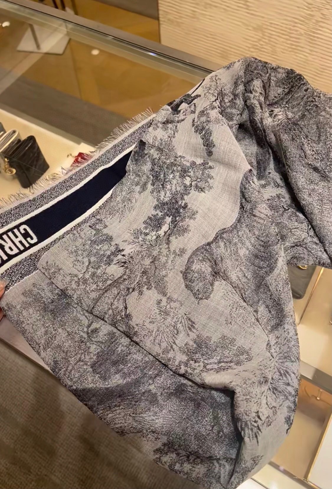 ￼ P高版本【方巾】D家披肩❤️经典动物图案👍搭配丝毛混纺的华美质感，与成衣和配饰系列单品搭配相宜。尺寸