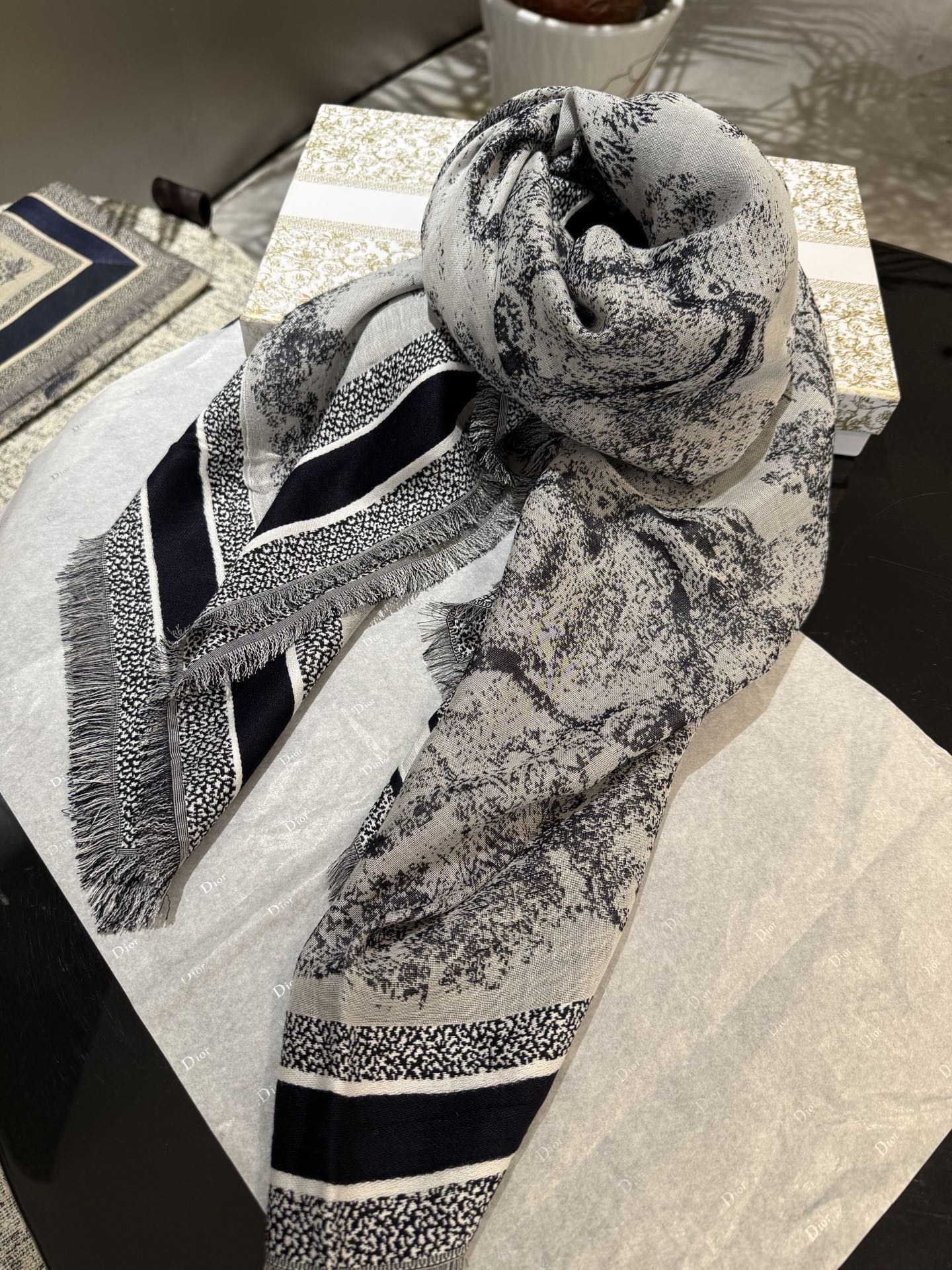 ￼ P高版本【方巾】D家披肩❤️经典动物图案👍搭配丝毛混纺的华美质感，与成衣和配饰系列单品搭配相宜。尺寸