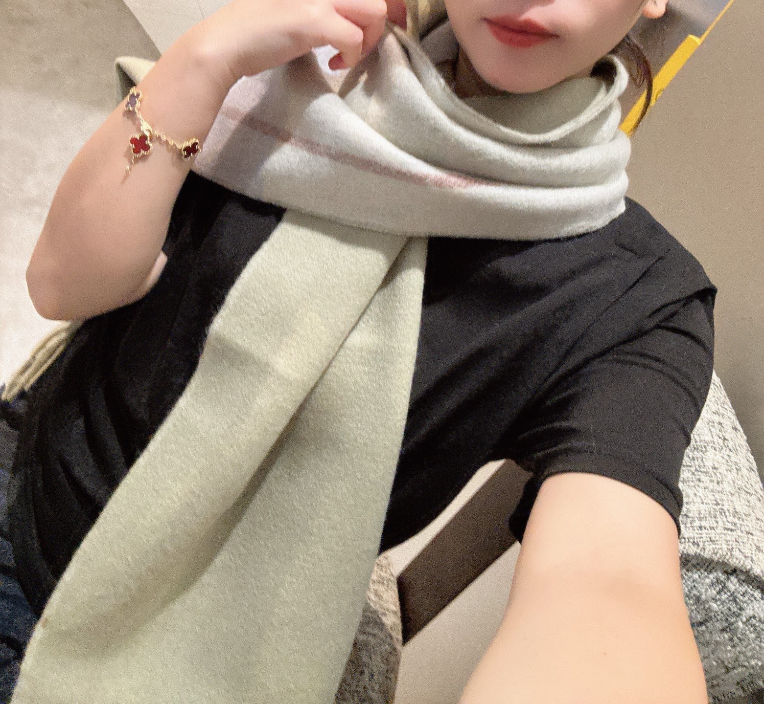 NO:678249,BURBERRY unisex cashmere long scarf, good-looking double-sided scarf, high-end product, absolutely screaming quality, British style, top design from a big fashion brand...Classic double-sided solid color with original embroidered LOGO, this screams highlight, a must-have high-end boutique for autumn and winter...Currently, it is a super hot item in counters at home and abroad. 30*180 is definitely a high-end boutique high-end scarf, high-version scarf, burberry19860909BURBERRY 男女通用羊绒长巾好看的不行双面围巾高尖端产物绝对令人尖叫的品质英伦风格时尚大牌的顶尖设计款..经典双面纯色搭配原版刺绣LOGO 此款令人尖叫的亮点秋冬必备的高端精品..目前海内外专柜都超级爆款30*180绝对是手慢无的高端精品高版本围巾,高版本围巾,burberry,scarf