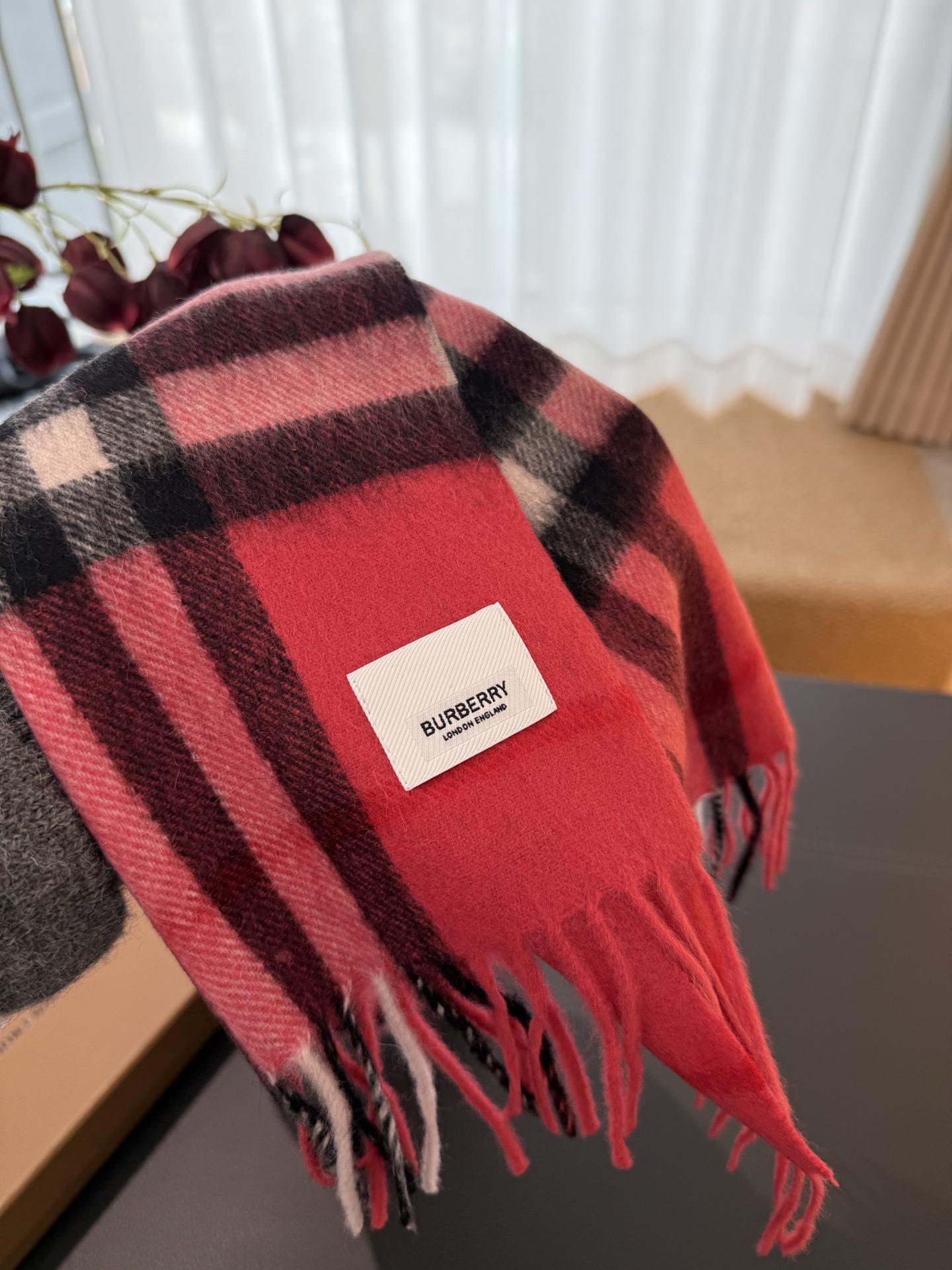 P（儿童款）burberry。专柜经典款亲子款！巴家百年经典小格子！这个价格真的买的是赚到的了！不是市面