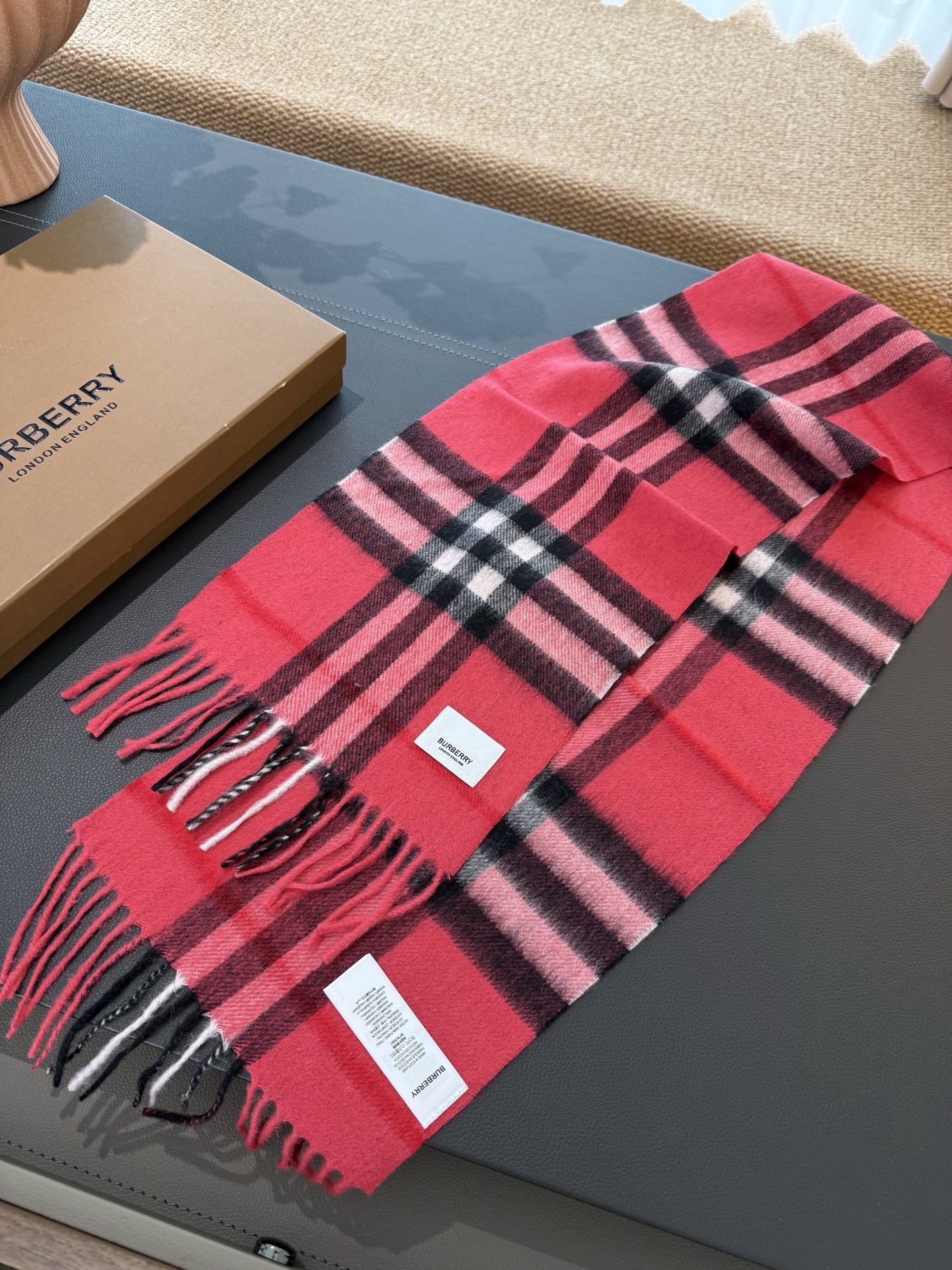 P（儿童款）burberry。专柜经典款亲子款！巴家百年经典小格子！这个价格真的买的是赚到的了！不是市面