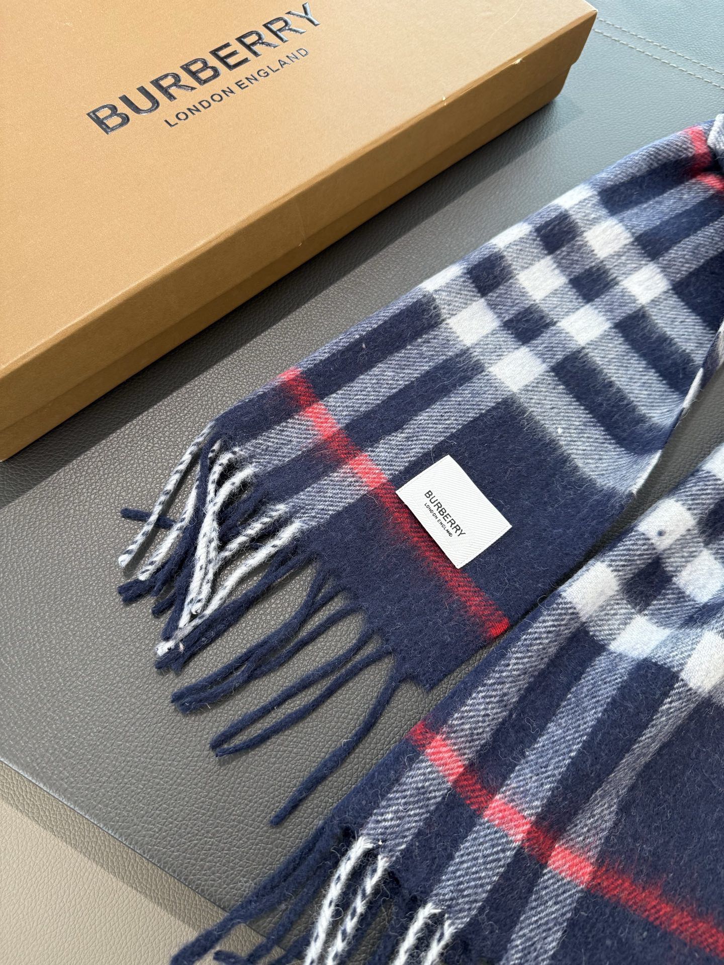 P（儿童款）burberry。专柜经典款亲子款！巴家百年经典小格子！这个价格真的买的是赚到的了！不是市面