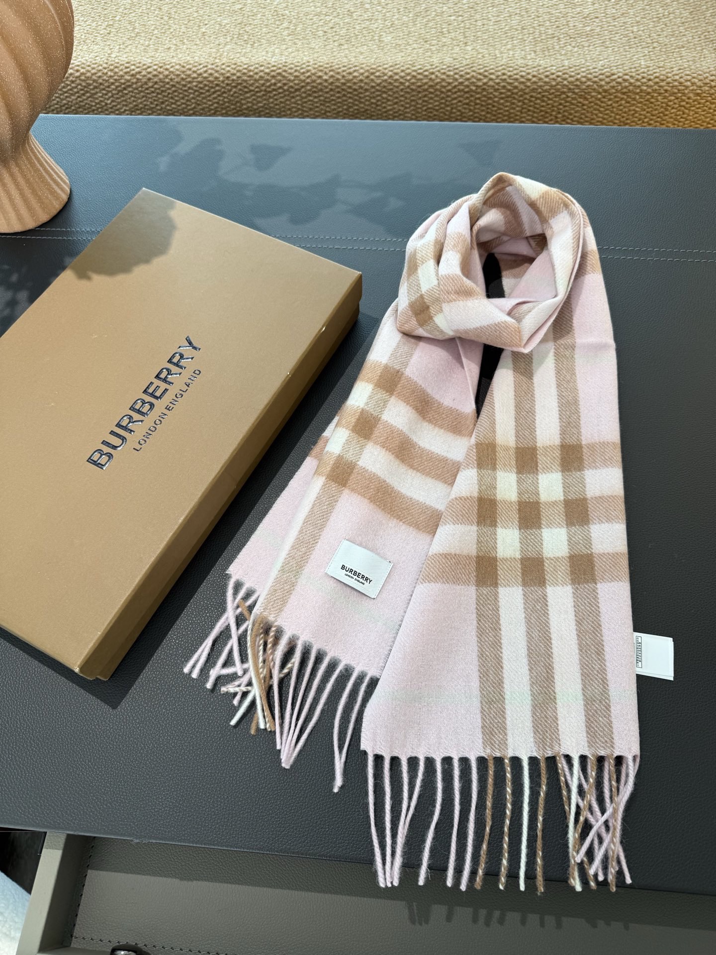 P（儿童款）burberry。专柜经典款亲子款！巴家百年经典小格子！这个价格真的买的是赚到的了！不是市面