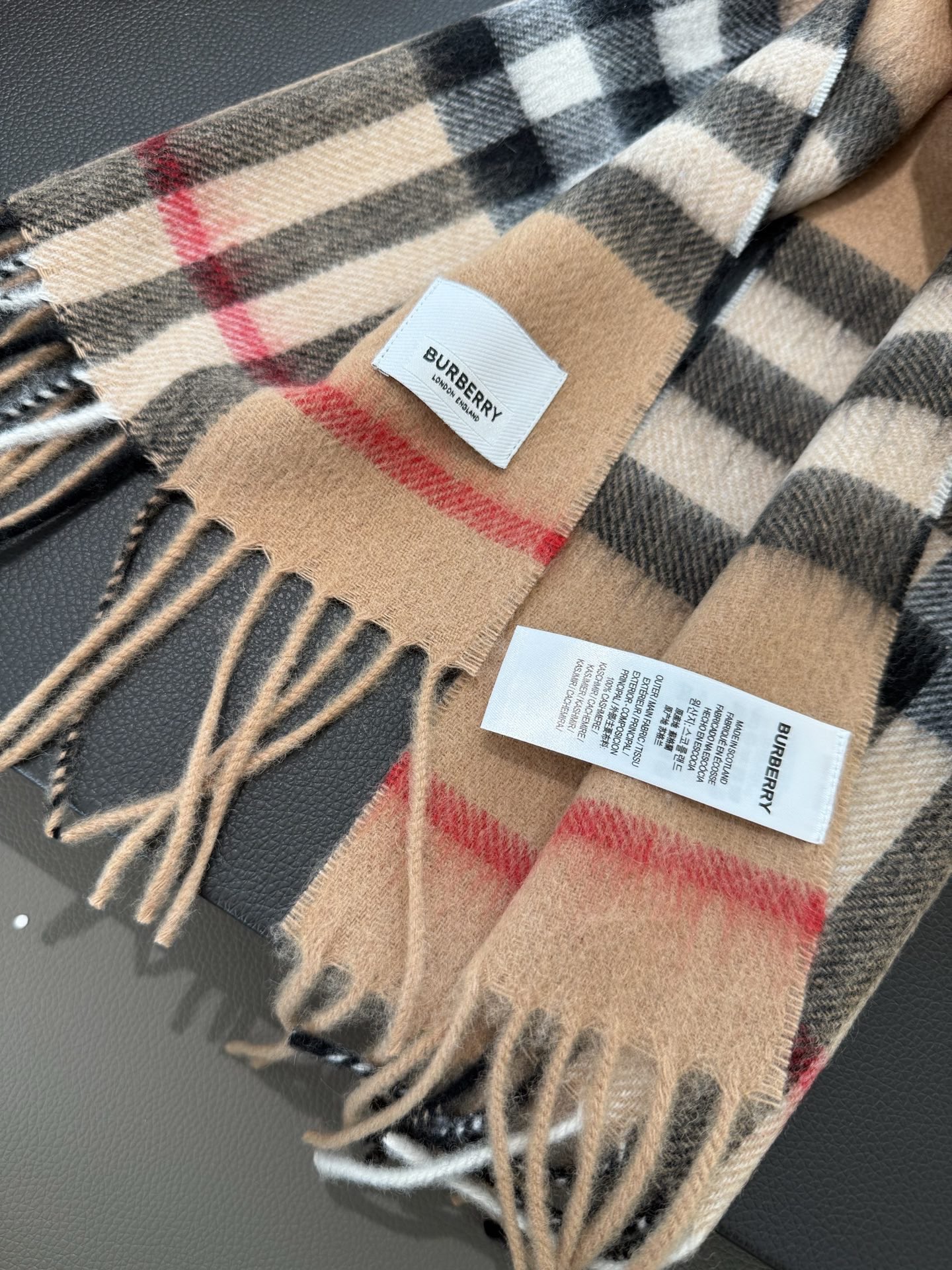 P（儿童款）burberry。专柜经典款亲子款！巴家百年经典小格子！这个价格真的买的是赚到的了！不是市面