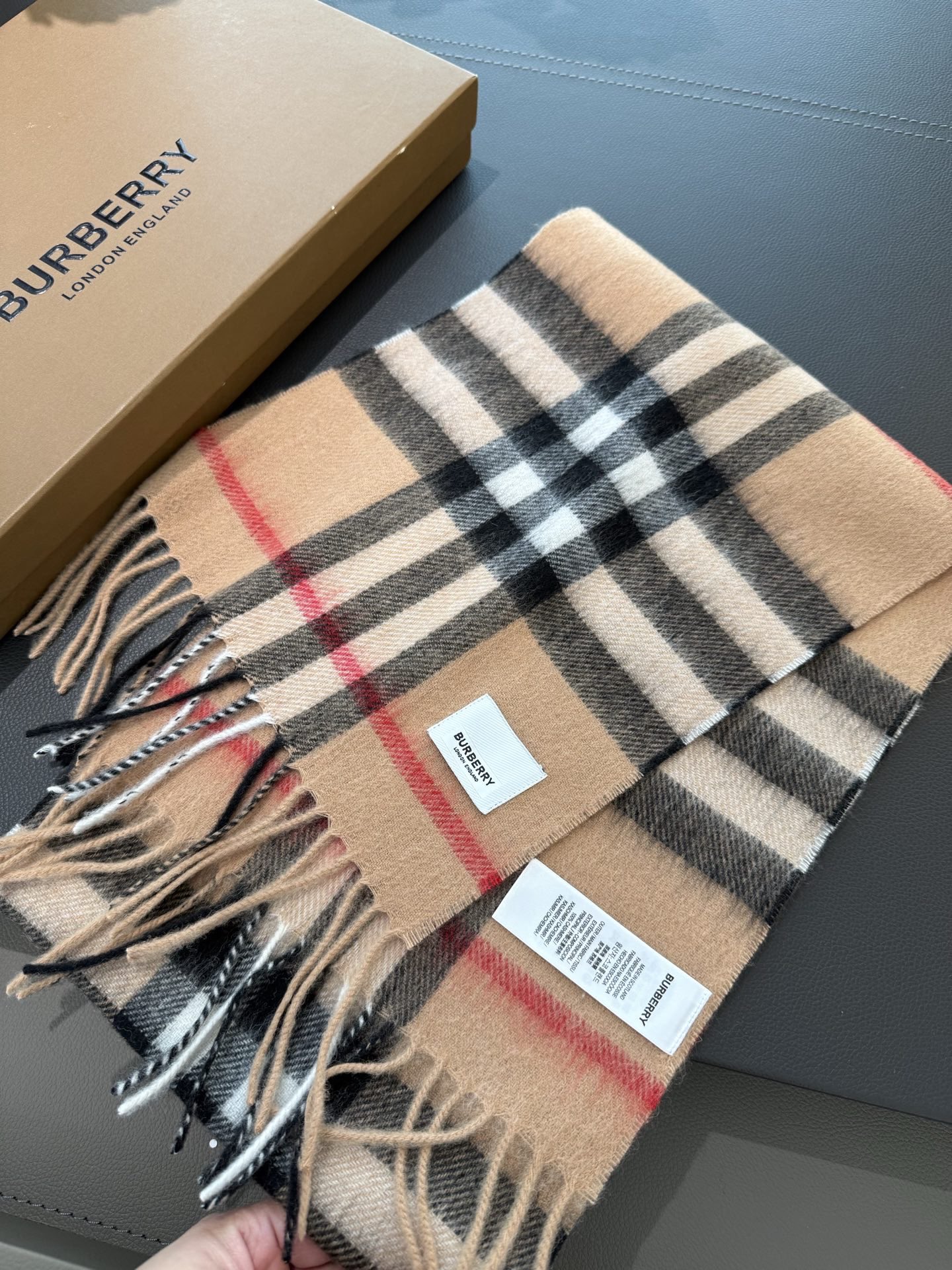 P（儿童款）burberry。专柜经典款亲子款！巴家百年经典小格子！这个价格真的买的是赚到的了！不是市面