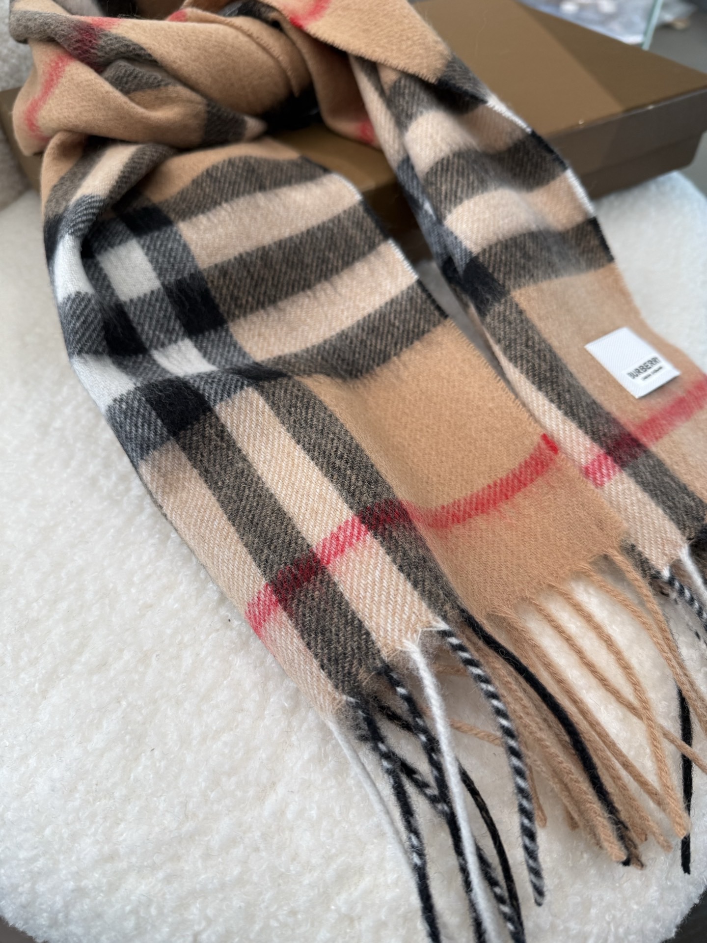 P（儿童款）burberry。专柜经典款亲子款！巴家百年经典小格子！这个价格真的买的是赚到的了！不是市面