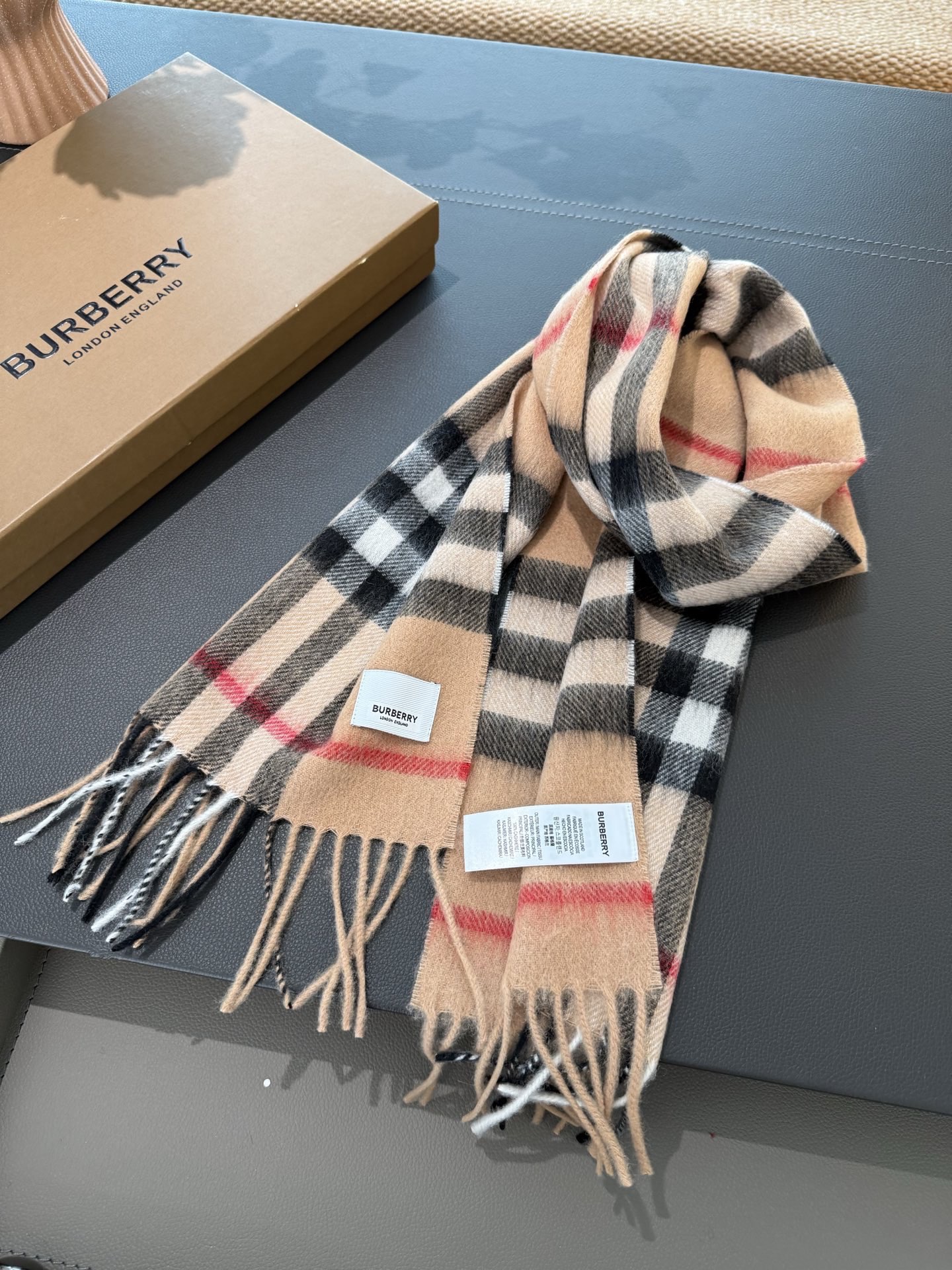 P（儿童款）burberry。专柜经典款亲子款！巴家百年经典小格子！这个价格真的买的是赚到的了！不是市面