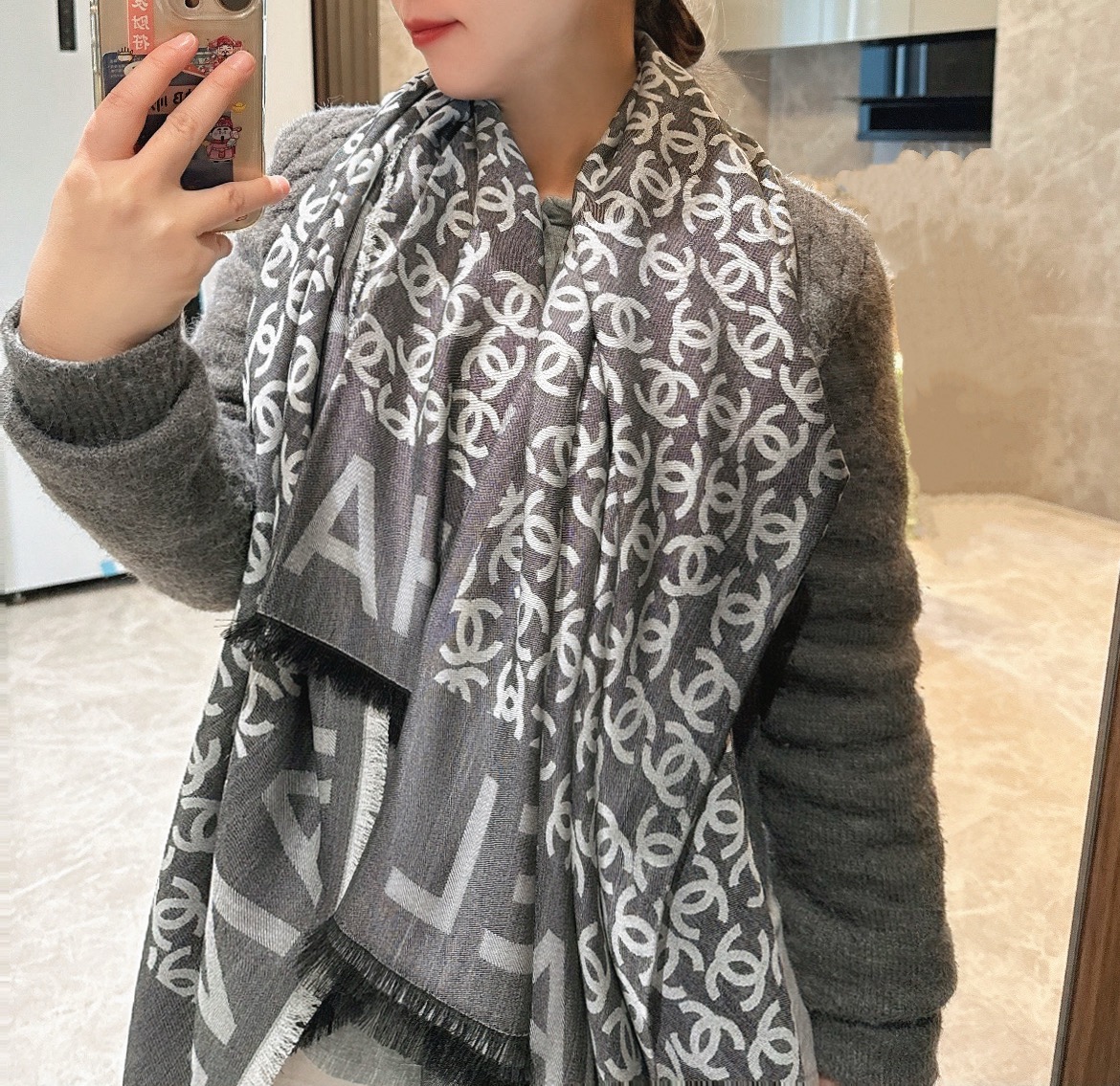 P【2025新Chanel】 经典茶花优雅Coco风，Chanel最新字母丝绒大方巾~气质到骨子里，香奶