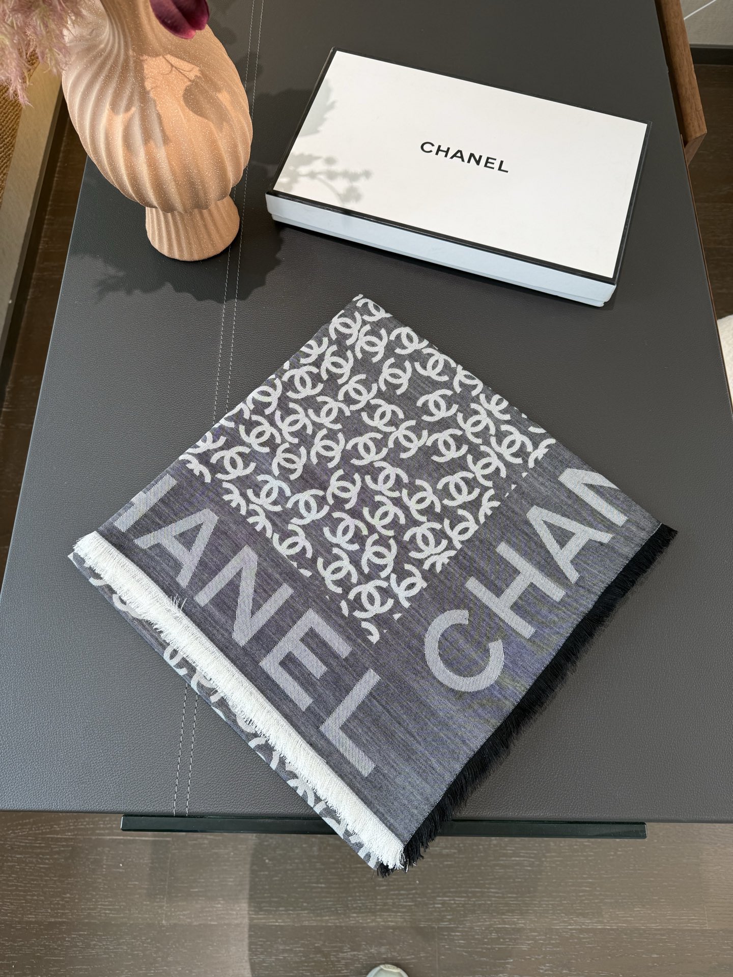 P【2025新Chanel】 经典茶花优雅Coco风，Chanel最新字母丝绒大方巾~气质到骨子里，香奶