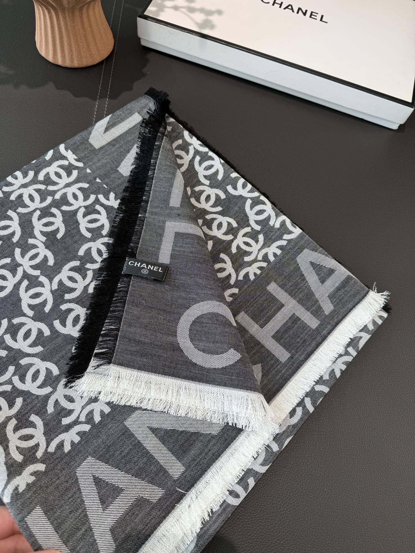 P【2025新Chanel】 经典茶花优雅Coco风，Chanel最新字母丝绒大方巾~气质到骨子里，香奶