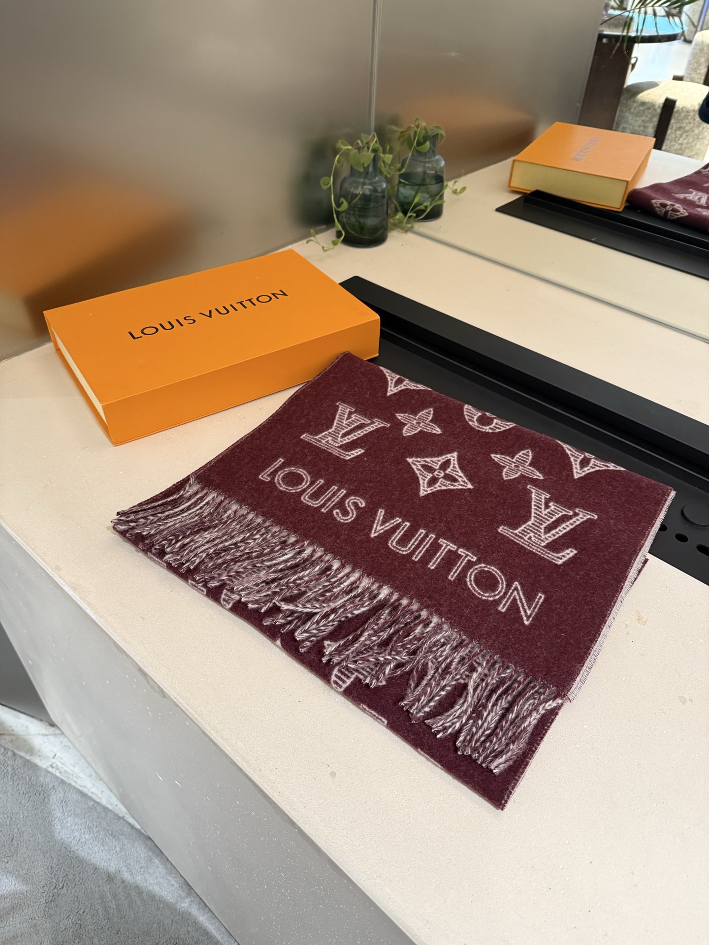 PLV （路易威登）Essential Shine 围巾将金属纤维织入 Monogram 图案，呈现若有