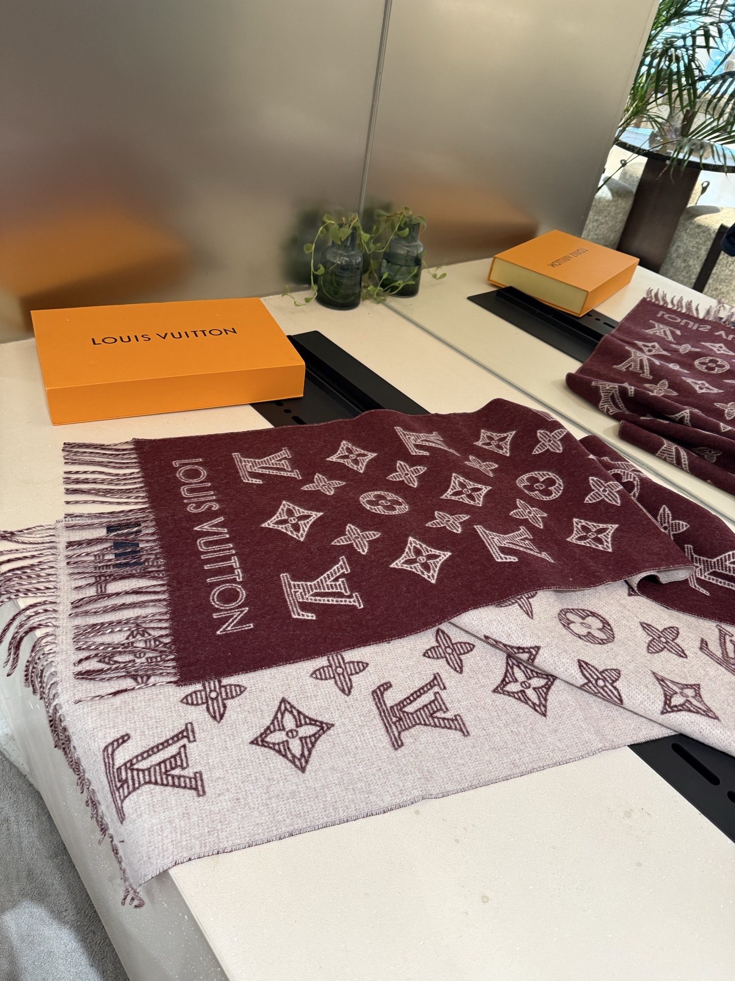 PLV （路易威登）Essential Shine 围巾将金属纤维织入 Monogram 图案，呈现若有