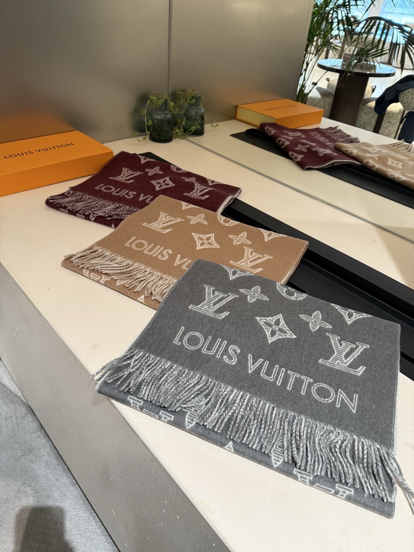 PLV （路易威登）Essential Shine 围巾将金属纤维织入 Monogram 图案，呈现若有