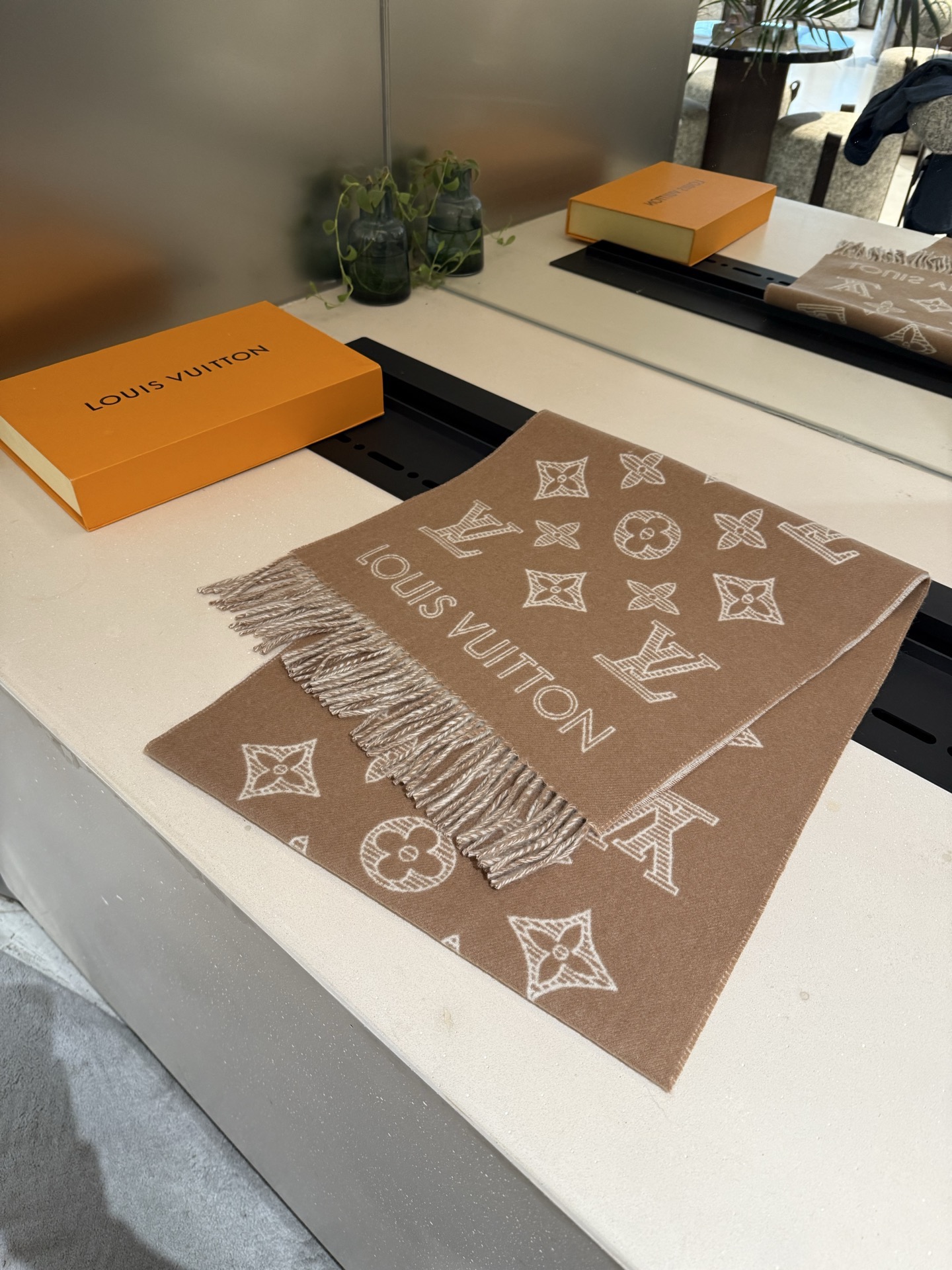 PLV （路易威登）Essential Shine 围巾将金属纤维织入 Monogram 图案，呈现若有