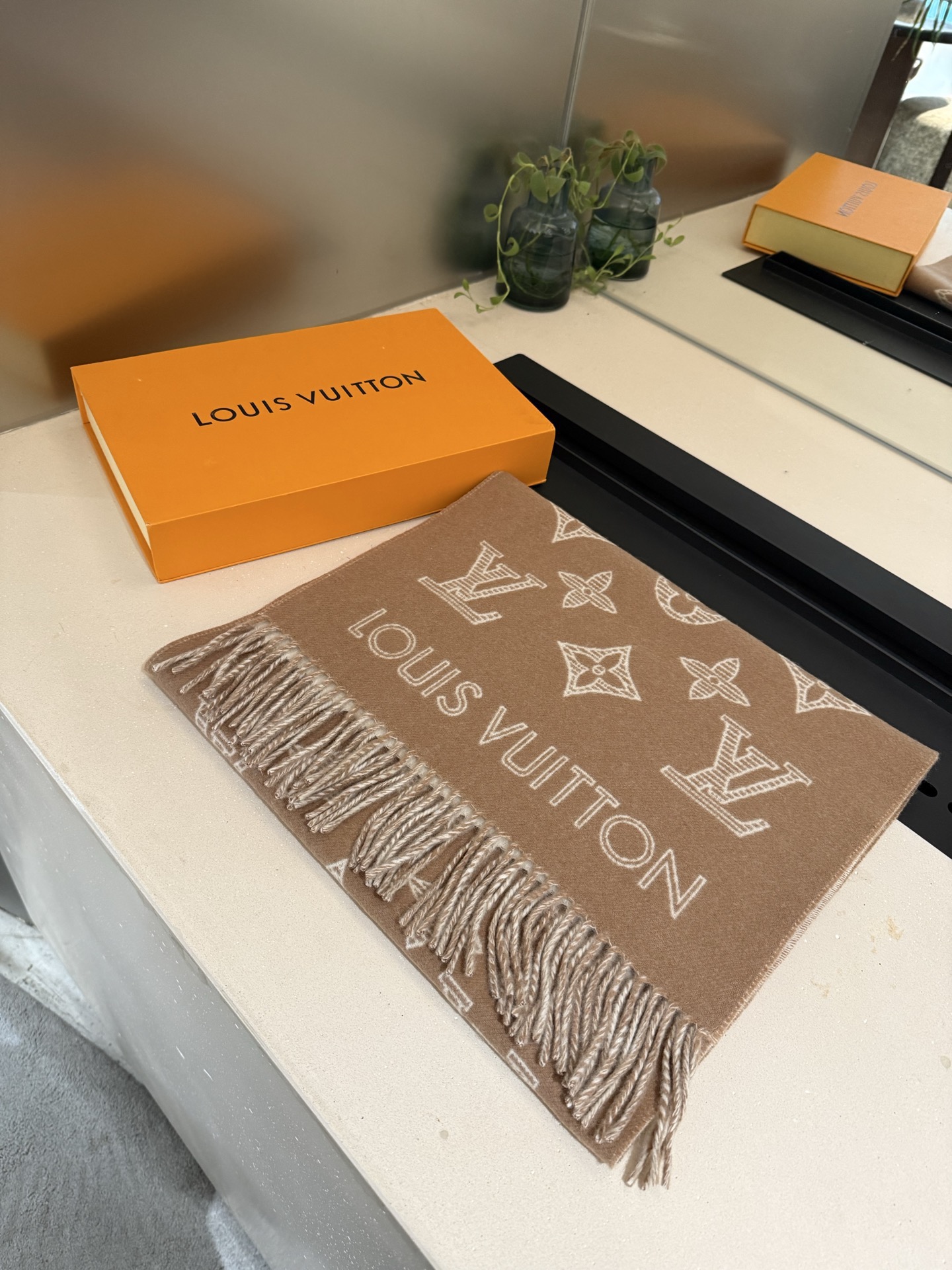 PLV （路易威登）Essential Shine 围巾将金属纤维织入 Monogram 图案，呈现若有