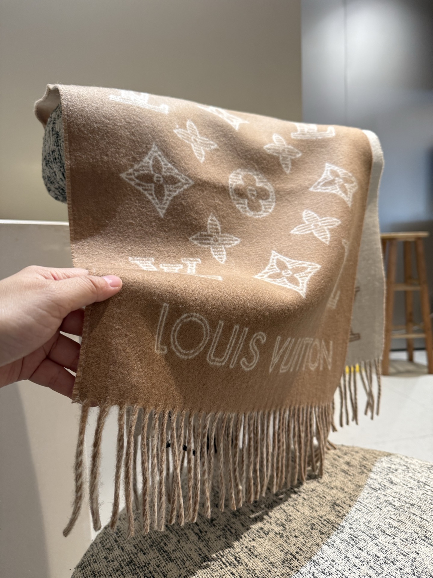 PLV （路易威登）Essential Shine 围巾将金属纤维织入 Monogram 图案，呈现若有