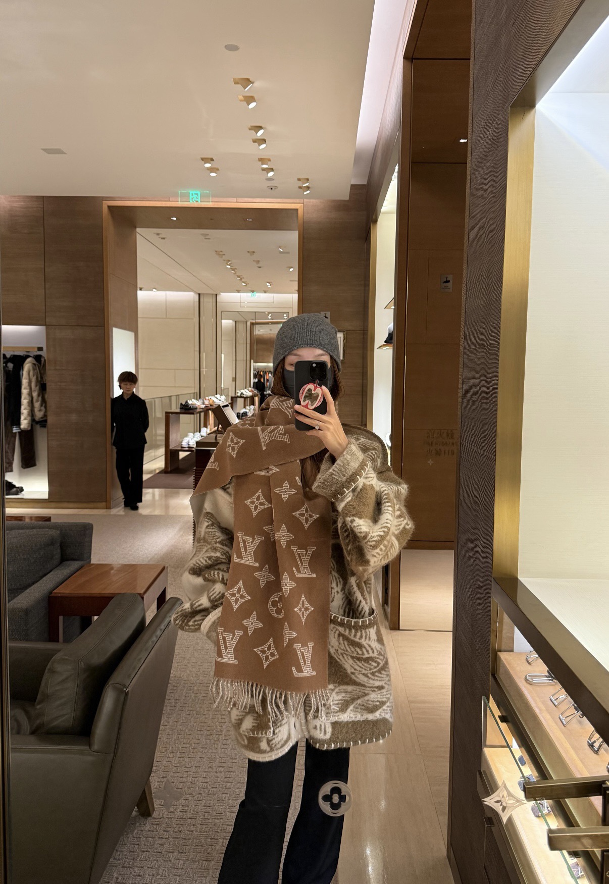 PLV （路易威登）Essential Shine 围巾将金属纤维织入 Monogram 图案，呈现若有