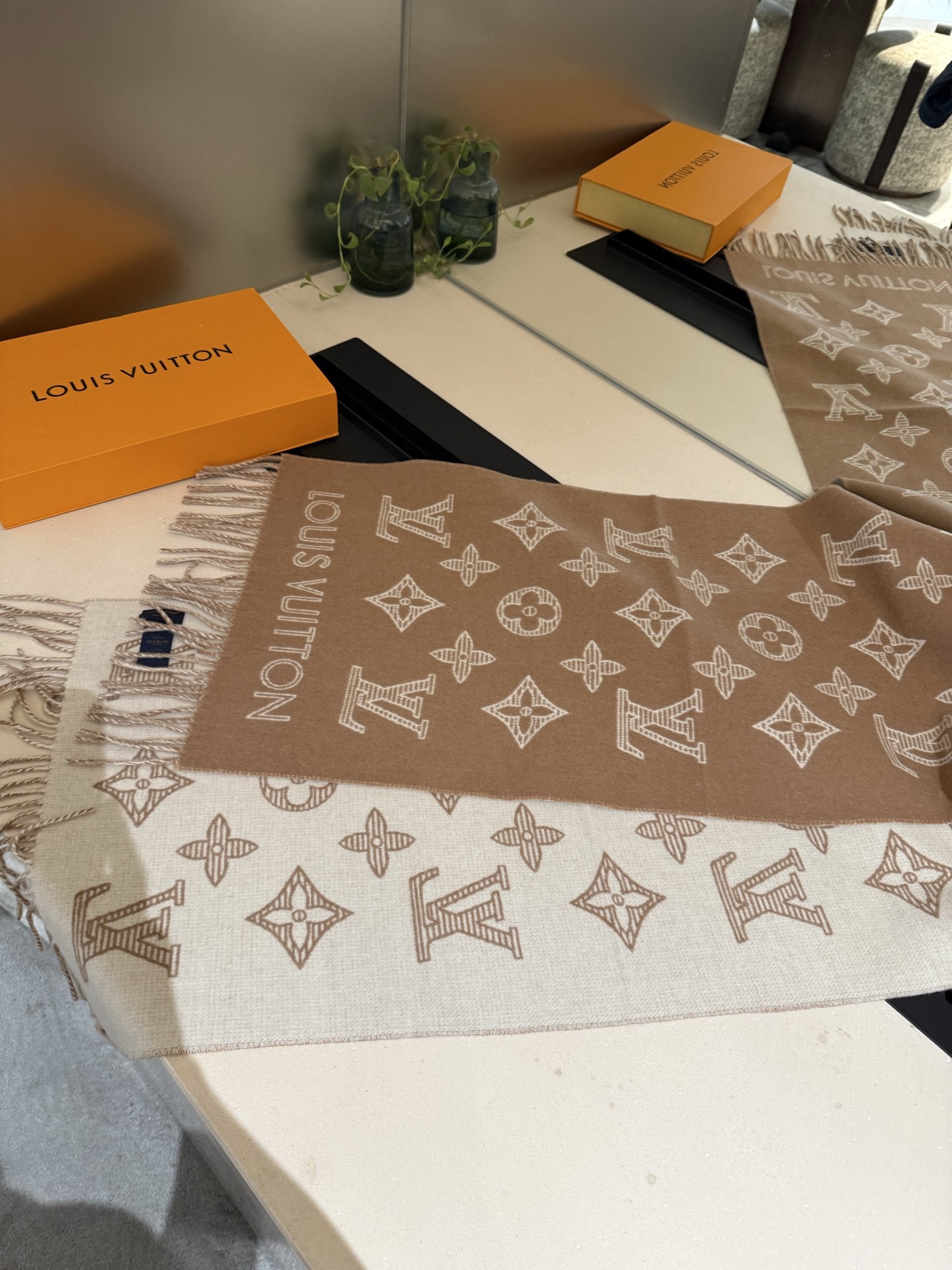 PLV （路易威登）Essential Shine 围巾将金属纤维织入 Monogram 图案，呈现若有