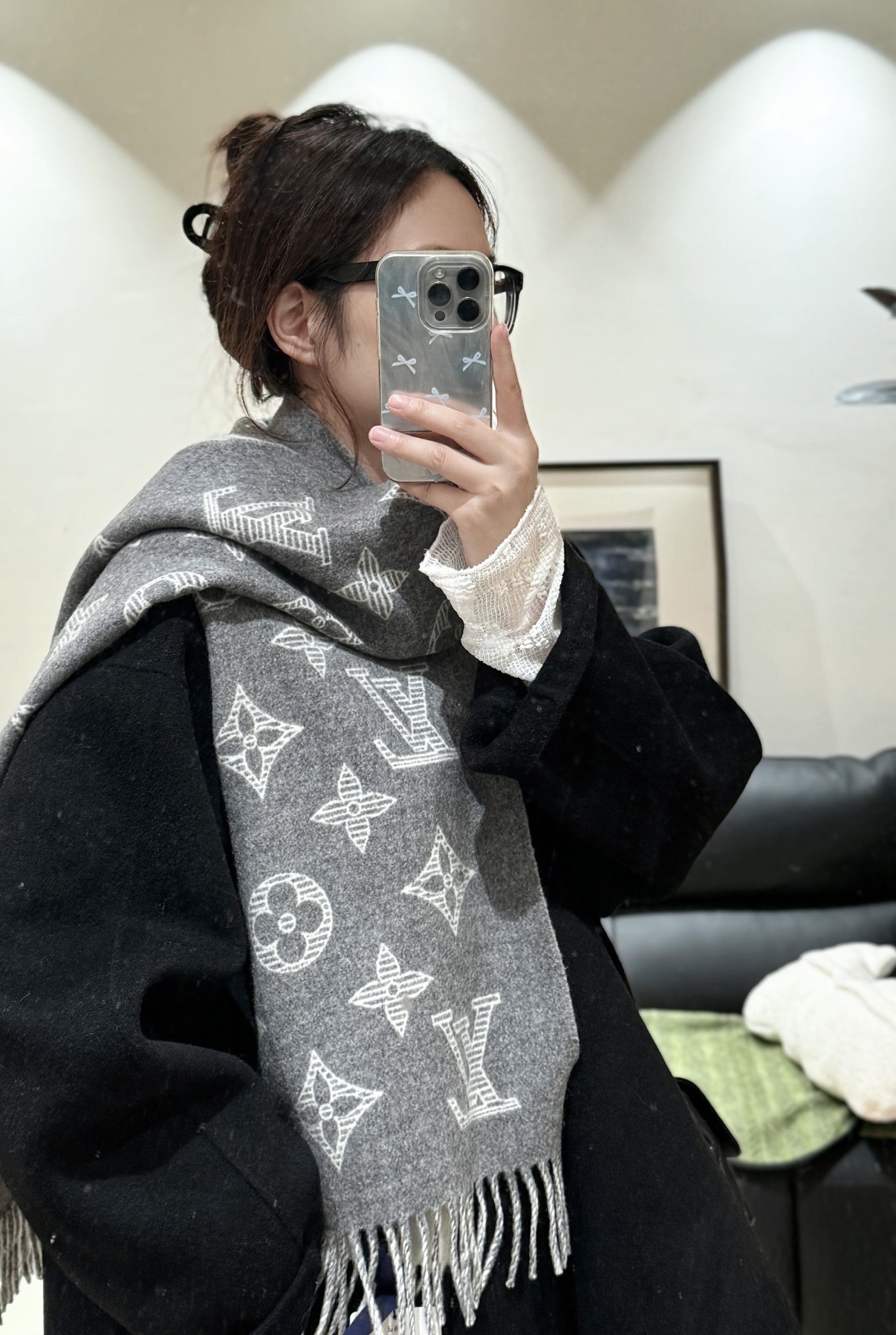 PLV （路易威登）Essential Shine 围巾将金属纤维织入 Monogram 图案，呈现若有