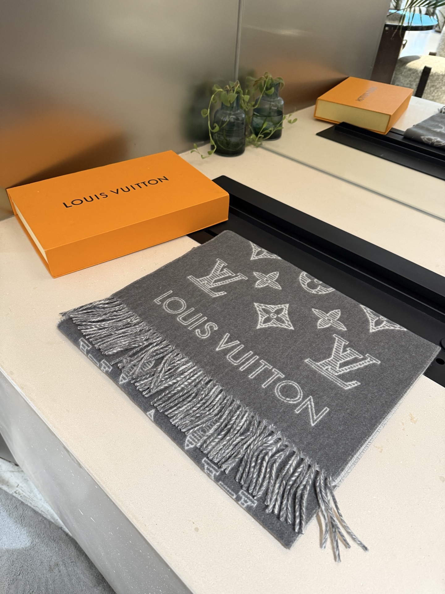 PLV （路易威登）Essential Shine 围巾将金属纤维织入 Monogram 图案，呈现若有