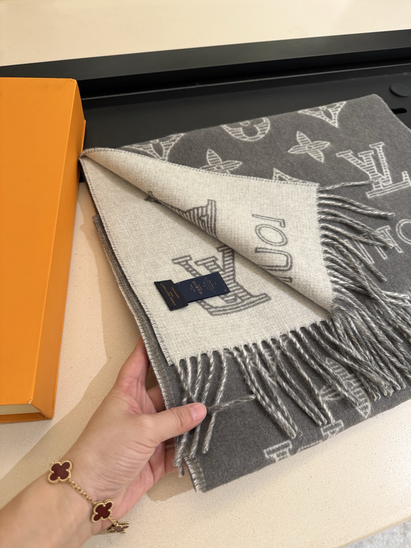 PLV （路易威登）Essential Shine 围巾将金属纤维织入 Monogram 图案，呈现若有