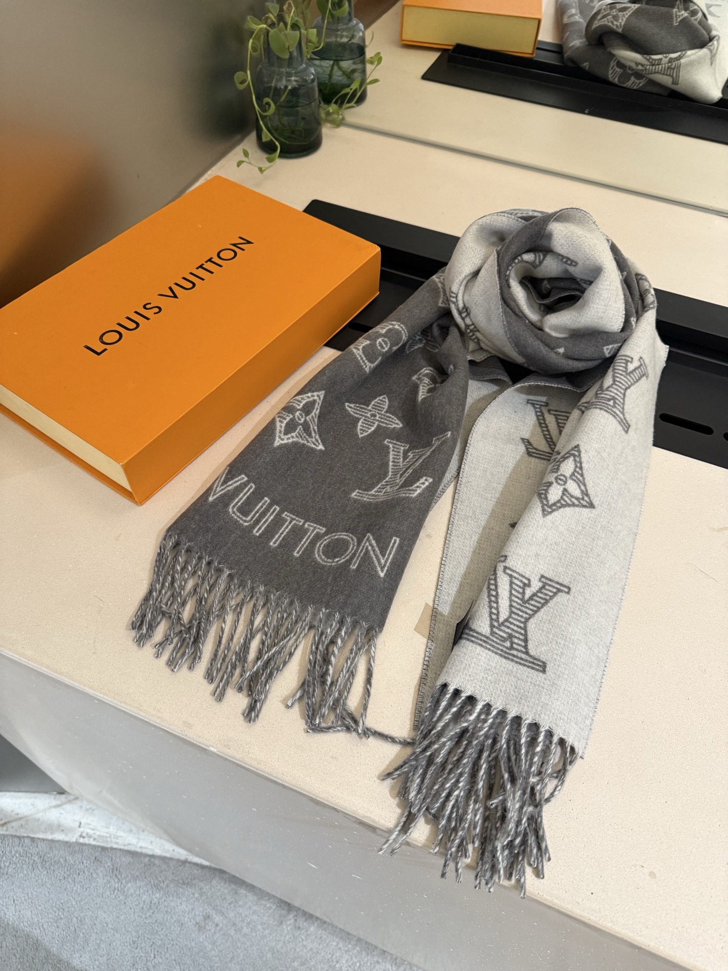 PLV （路易威登）Essential Shine 围巾将金属纤维织入 Monogram 图案，呈现若有