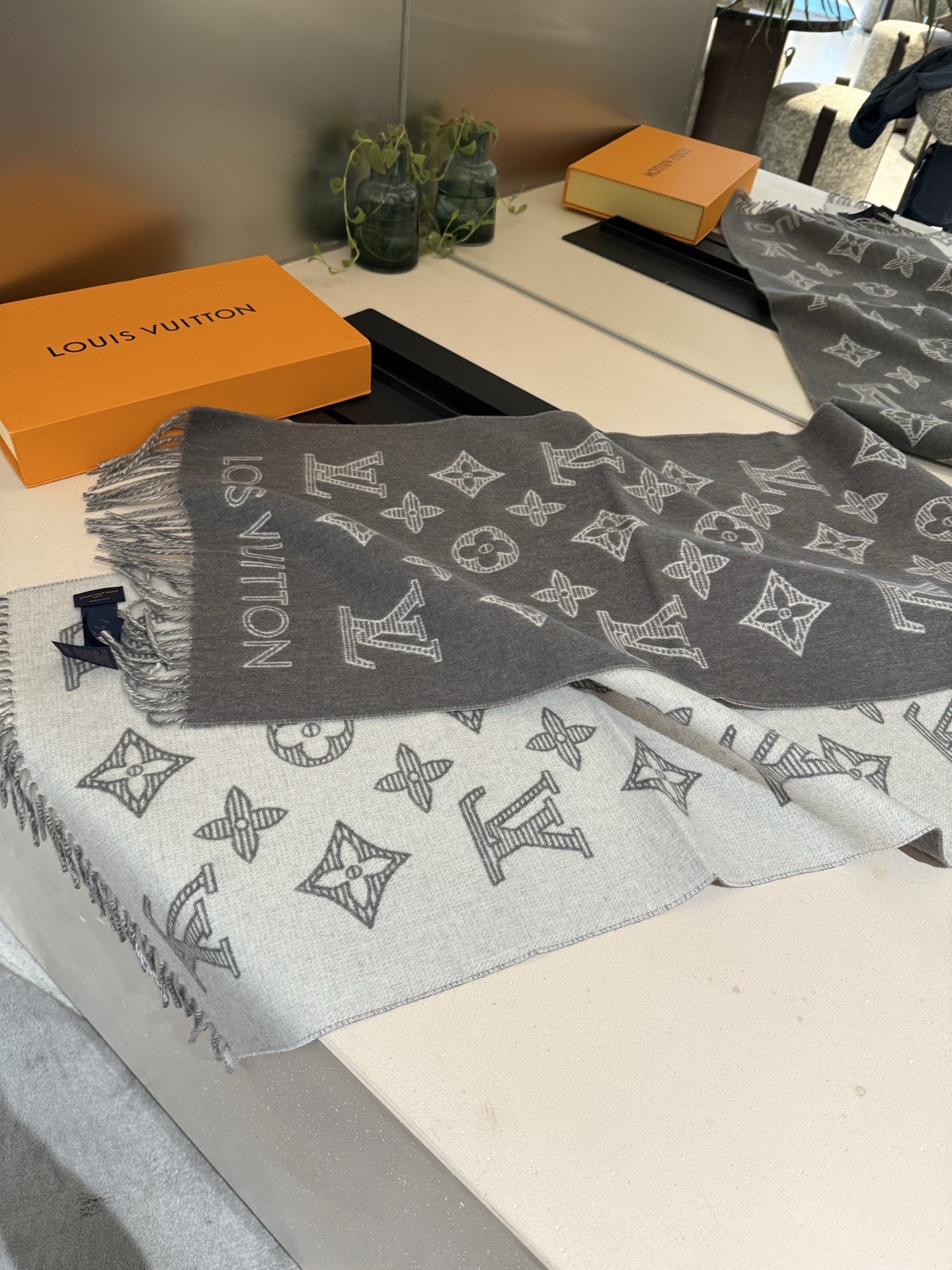 PLV （路易威登）Essential Shine 围巾将金属纤维织入 Monogram 图案，呈现若有