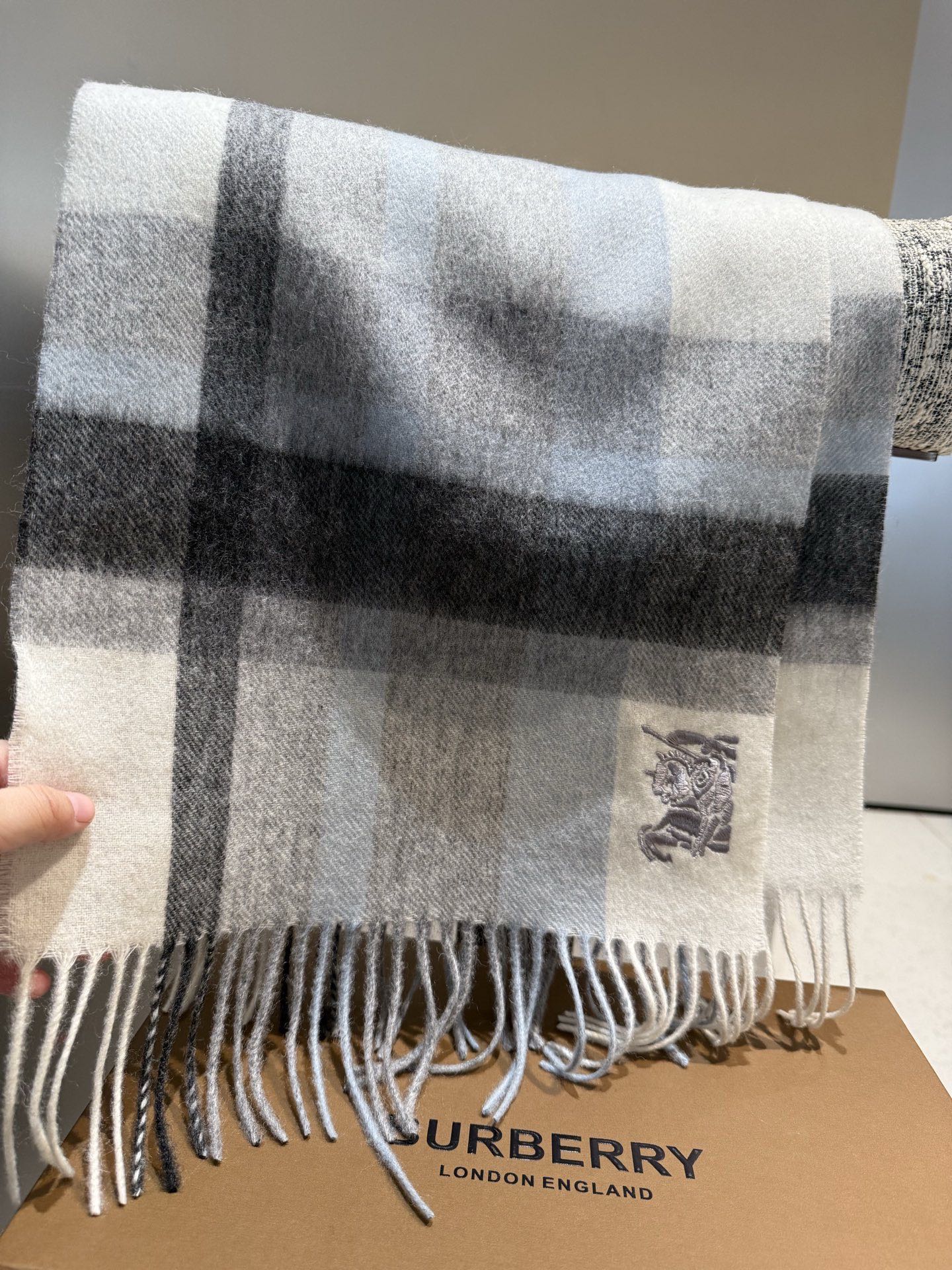 P巴宝莉【男女围巾】怒赞自留，难得的高端男款！家属福利！巴宝莉非常正的男士围巾~面料大爱，非常柔软细腻舒