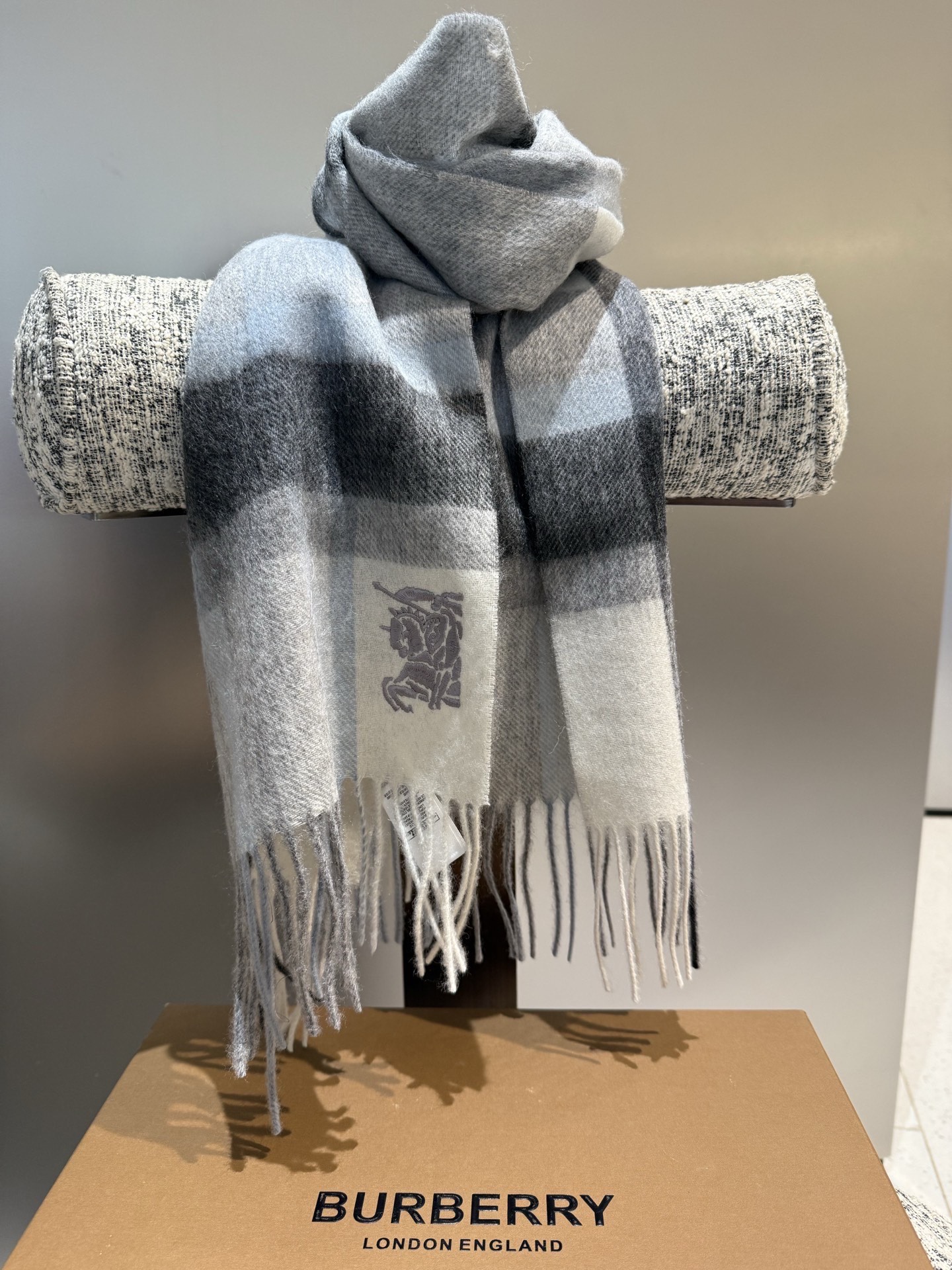 P巴宝莉【男女围巾】怒赞自留，难得的高端男款！家属福利！巴宝莉非常正的男士围巾~面料大爱，非常柔软细腻舒