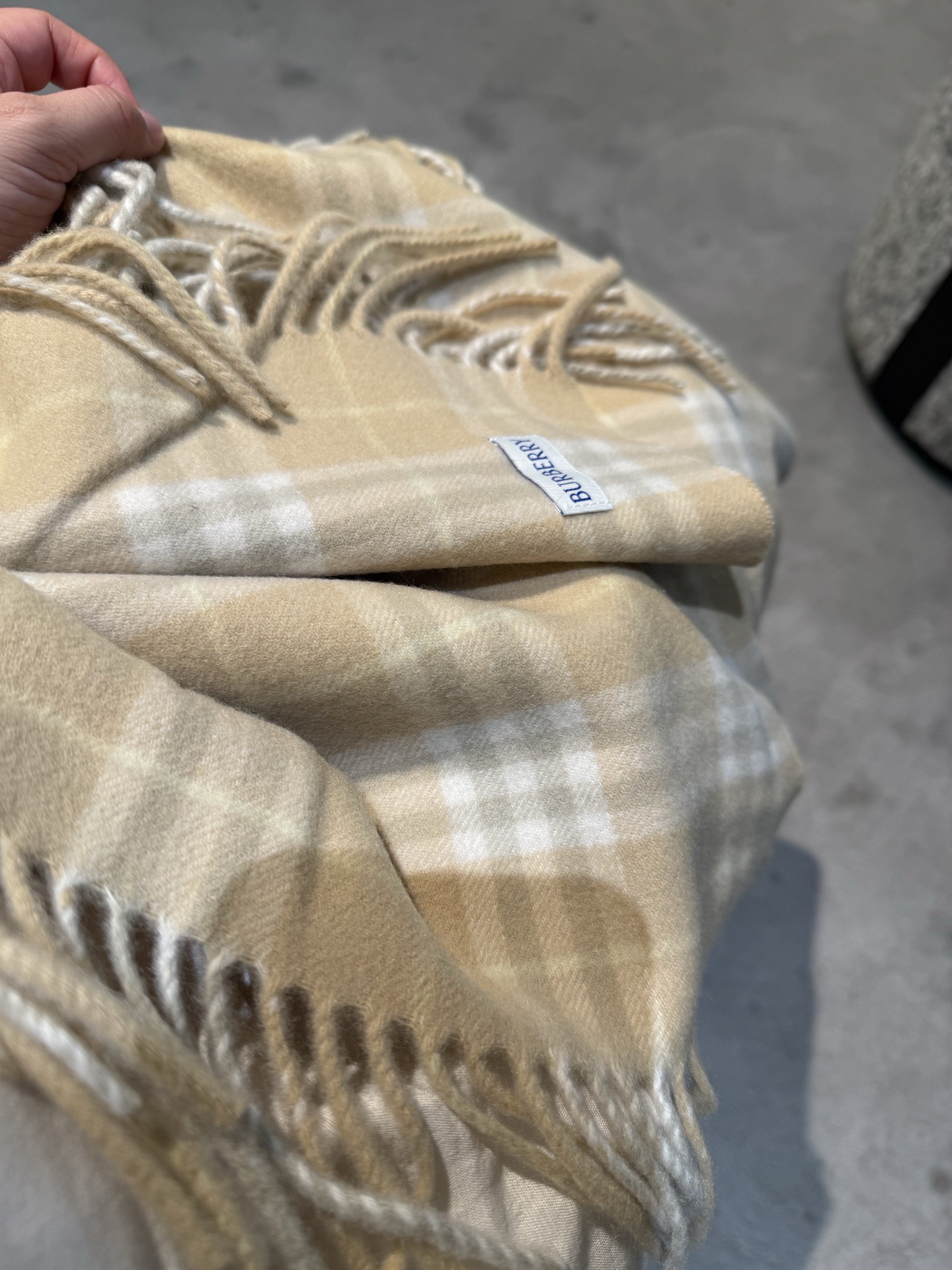 P【B家蜈蚣巾】金靖同款新品到货！顶级羊绒毛，最新款男女通用情侣款👫重磅推荐💥 经典的格子，永不过时。非