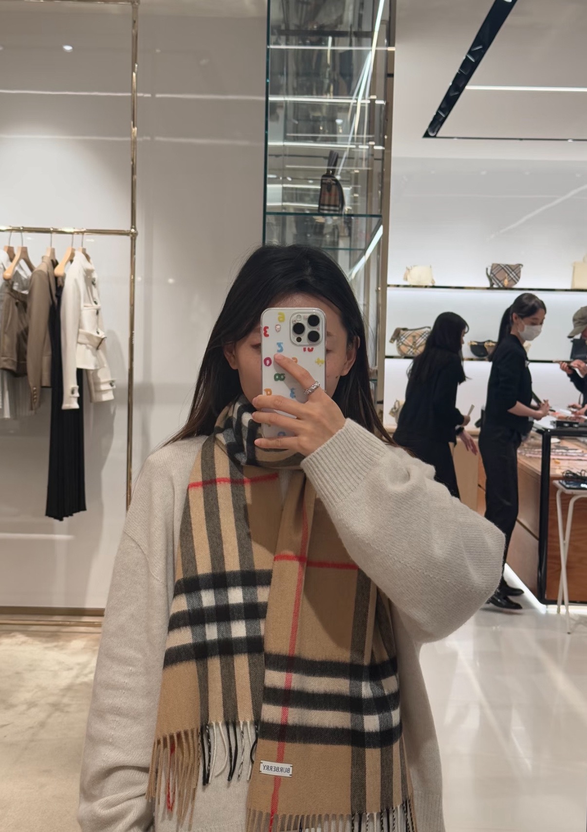 NO:714722,The latest version of the counter (the blue line of the new label for the version) trumps word-of-mouth. The latest appearance of the burberry classic cashmere plaid scarf counter. At present, the counters have been replaced with the classics of the new label. The other F products in the whole appearance are weak, super heavy water ripples, real materials and pure cashmere. This export single specification has always been our trump card reputation series, and it will become a must-have for countless fans.  The sisters have to buy themselves a pair of first-class goods. The double-sided cashmere has a very clear and beautiful water ripple in the classic size of 30*, with clear water ripples. This is the only batch of good products. After they are sold out, there is no replacement. You get what you pay for. The factory said that this product will not be placed again. The customer provides the yarn, then dyes it, and then fixes the color. It takes half a year!  This year’s batch is the only one, there are not many good things that feel soft and fluffy, luxurious and texture, high version scarf, high version scarf, burberry19860909最新版专柜（对版新标蓝线）王牌口碑burberry经典羊绒格子围巾专柜最新品相,目前专柜都换上了新标经典中的经典.全品相其他什么F货都弱爆了,超级重磅的水波纹,真材实料纯羊绒这个出口单规格一直是我们王牌口碑系列,必入圈粉无数无数姐妹们怎么都得给自己整一条总之一等一的好货.双面羊绒都有着非常清晰漂亮的水波纹30*的经典尺寸,清楚明了的水波纹.好货仅此一批.售完真心没有补.一分钱一分货,工厂说了这款不会再下单,客方提供纱线,再染色,再定色,翻来覆去要半年了！今年就这一批,没有多少条手感柔软蓬松,奢华有质感正儿八经的好东西啊高版本围巾,高版本围巾,burberry,scarf