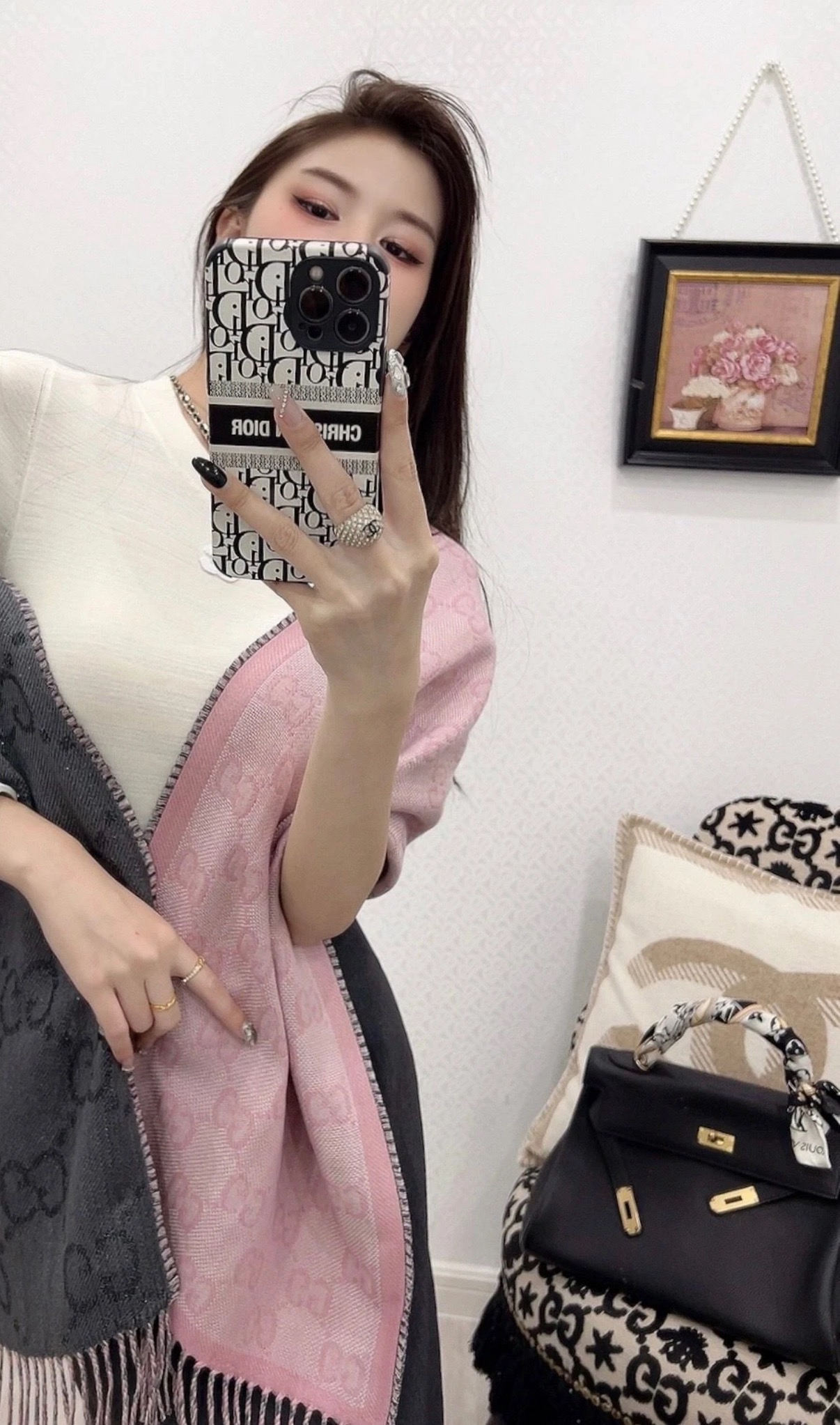 NO:714713,A solid 'high rank'!  Spend the winter in style!  !  Gucci's new autumn and winter jacquard double-sided scarf!  High-end luxury, very heavy-duty double-sided presbyopic design, with GG pattern on the front and back, smart and playful. High-end fashion essentials are a must-have. Needless to say, the quality is great. The upper body feels really invincible and high-end!  !  From Gucci, the old lady that all women will love~ She is so beautiful again!  !  It has its own high-end aura, Gucci's unique high-end fashion, and a stable 'high rank'!  Wool feels super thick, soft and comfortable!  !  !  It's really admirable, very big-name aura, full of tension, gentle, fashionable and intellectual!  Size specification 34*195cm high version scarf, high version scarf, gucci19860909牛稳稳的“高段位”！时髦过冬！！Gucci秋冬新款提花双面围巾！高端奢华,非常重工的双面老花设计,正反两面都采用GG图案,灵动而又不失俏皮.高级时髦精必入推荐,品质牛的不需要多说了,上身的感觉真的无敌高级气质！！来自女人们都会爱的Gucci老花~又是美出了天际啊！！自带高级气场,Gucci独有的高级时髦,稳稳的“高段位”！羊毛手感超级厚实柔软舒服！！！真的非常令人佩服,非常有大牌的气场,张力十足,温柔时尚知性！尺寸规格34*195cm高版本围巾,高版本围巾,gucci,scarf