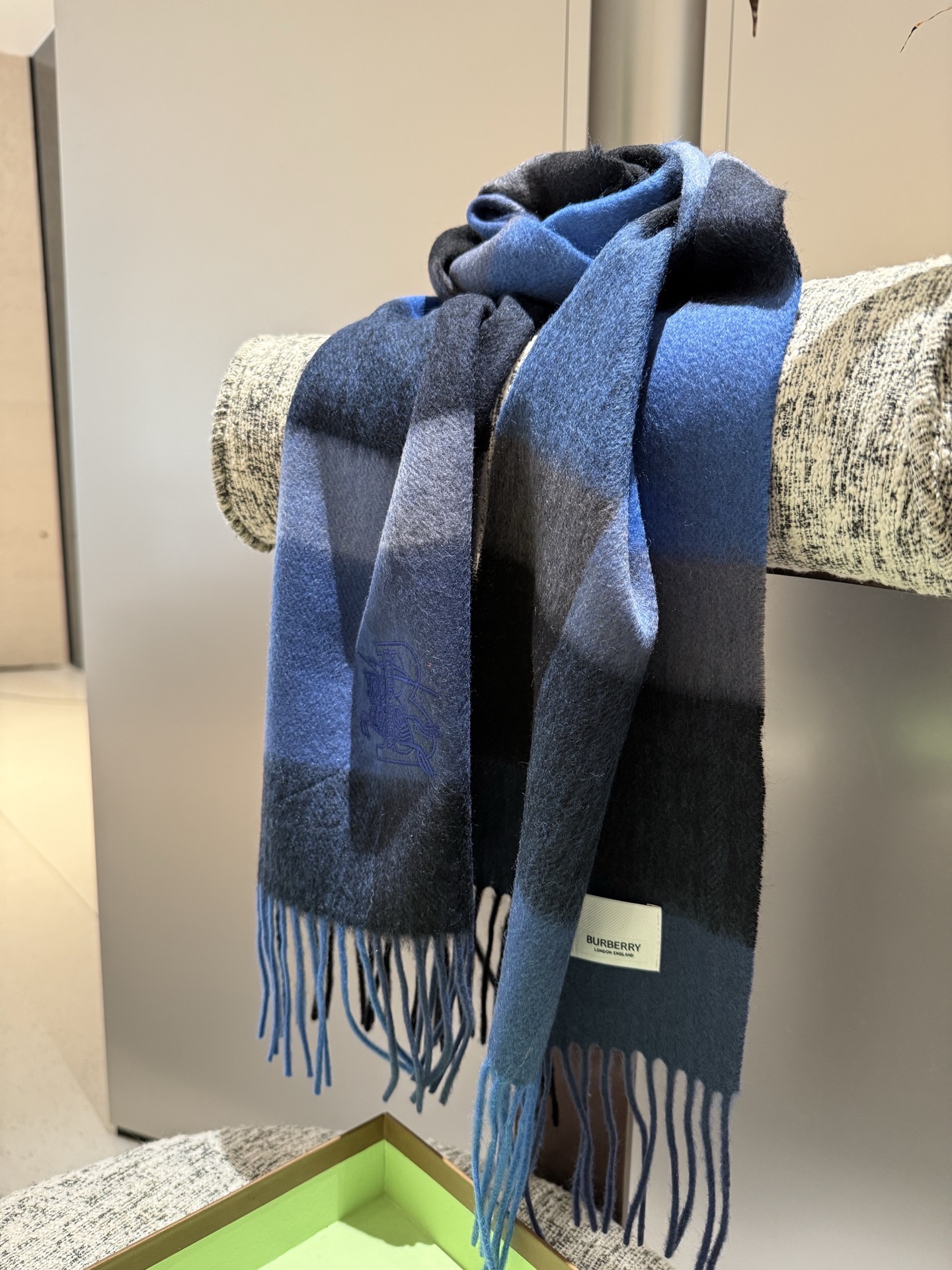 P巴宝莉【男女围巾】怒赞自留，难得的高端男款！家属福利！巴宝莉非常正的男士围巾~面料大爱，非常柔软细腻舒